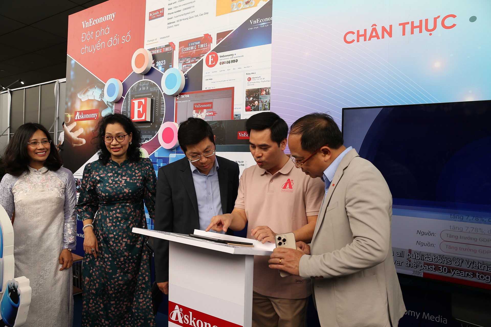 Ông Lưu Đình Phúc, Cục trưởng Cục báo chí, Bộ Thông tin & Truyền thông (người thứ 3 từ phải sang), tại gian trưng bày của Tạp chí Kinh tế Việt Nam - VnEconomy. 