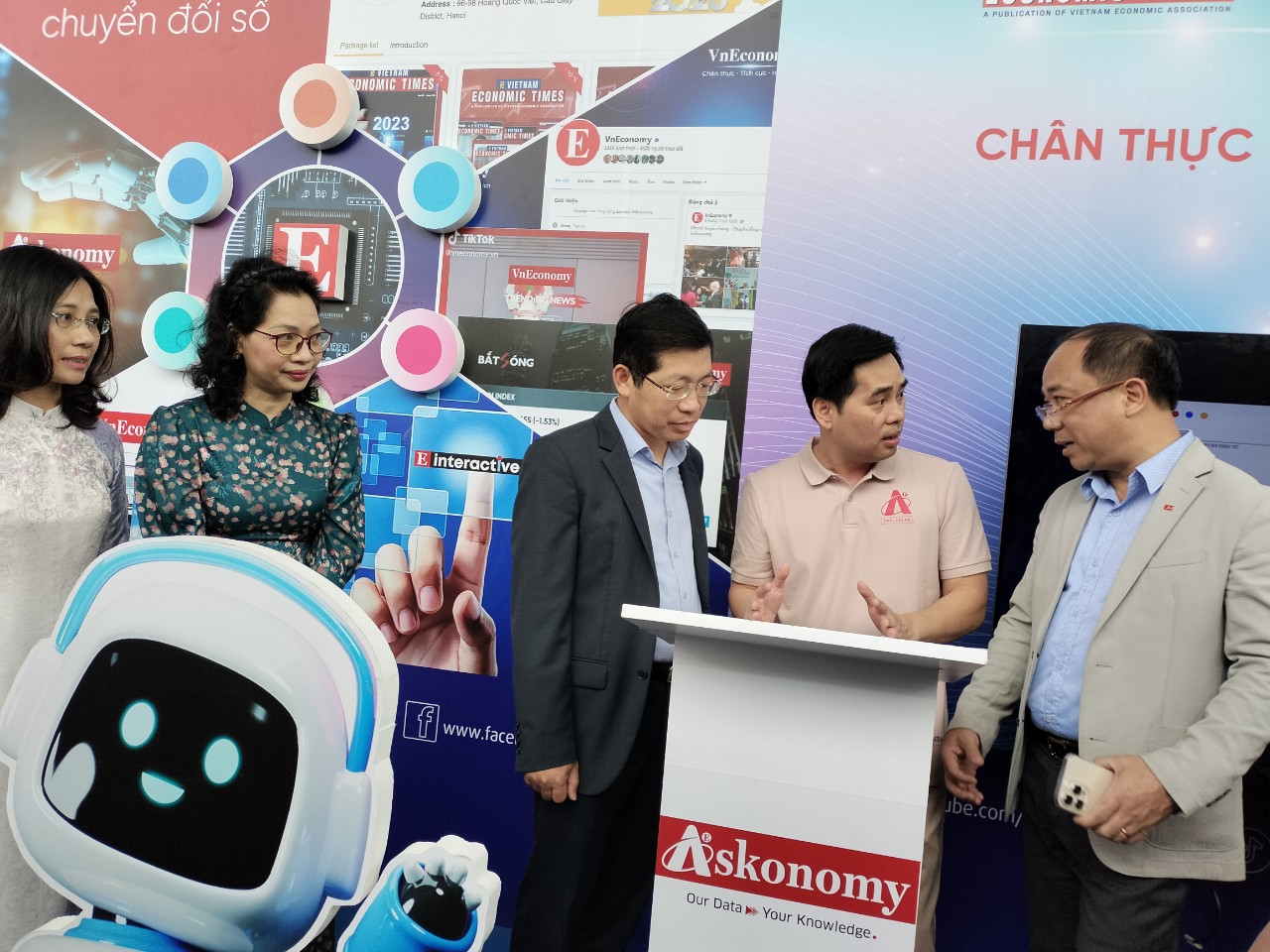 Một trong những điểm nhấn trong Hội báo 2023 chính là vấn đề ứng dụng công nghệ AI và chuyển đổi số các cơ quan báo chí. Là một trong những cơ quan báo chí có bước chuyển đổi số mạnh mẽ, Tạp chí Kinh tế Việt Nam/VnEconomy đã tiên phong ứng dụng công nghệ mới AI với sản phẩm Askonomy. Cục trưởng Cục Báo chí Lưu Đình Phúc (áo đen đứng giữa) đến thăm gian trưng bày và nghe đại diện Tạp chí Kinh tế Việt Nam/VnEconomy giới thiệu về sản phẩm công nghệ AI mới Askonomy của VnEconomy.