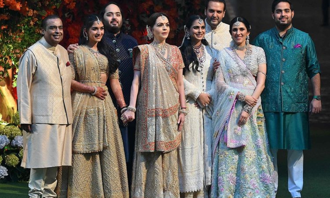 Tỷ phú Mukesh Ambani (ngoài cùng bên trái) và gia đình - Ảnh: Gulf News