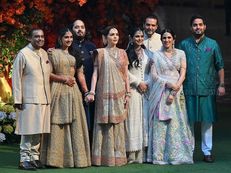 Tỷ phú Mukesh Ambani (ngoài cùng bên trái) và gia đình - Ảnh: Gulf News