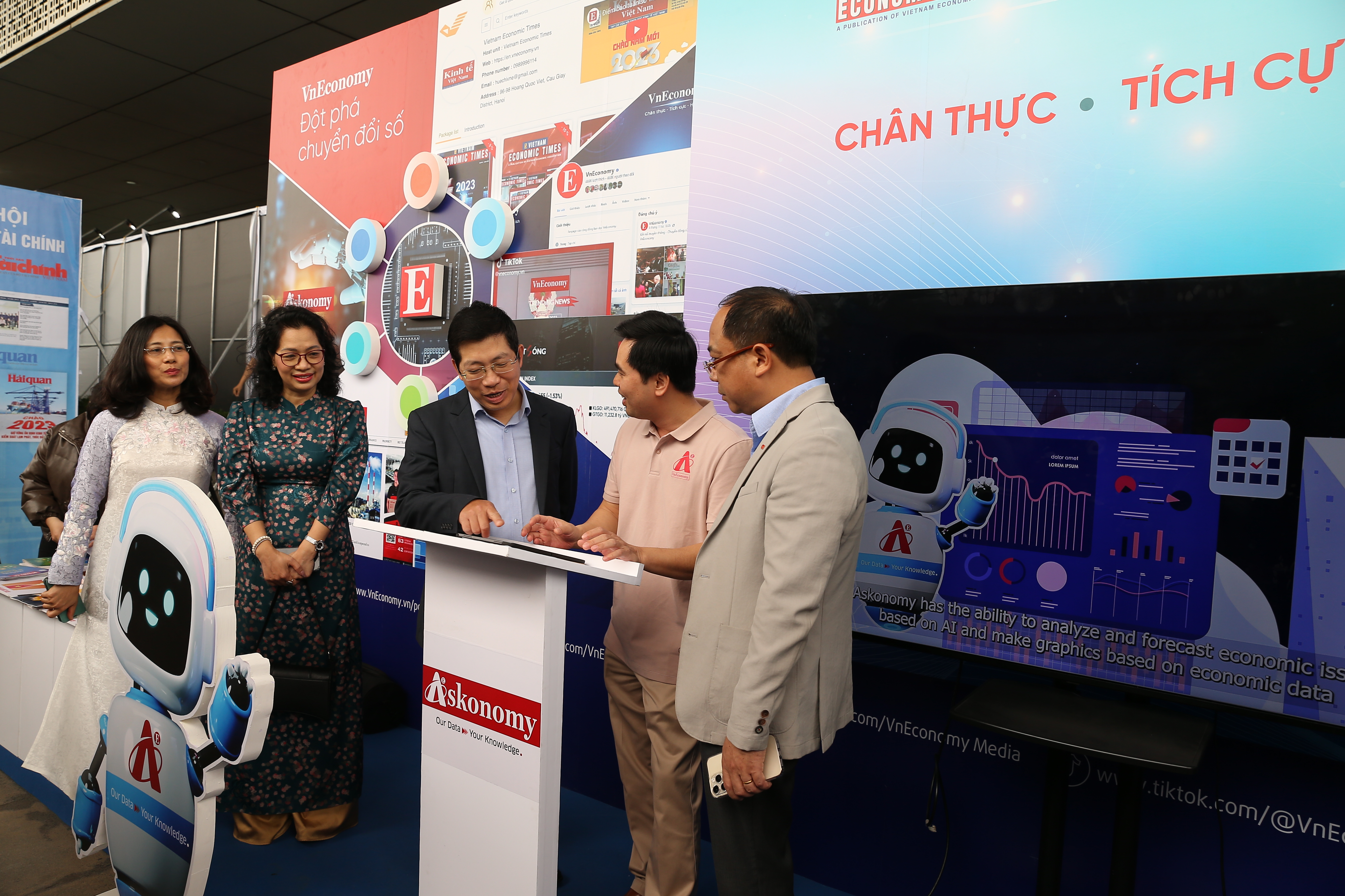 Ông Lưu Đình Phúc, Cục trưởng Cục Báo chí, Bộ Thông tin & Truyền thông, thăm gian trưng bày của Tạp chí Kinh tế Việt Nam và nghe giới thiệu ứng dụng Trí tuệ nhân tạo Askonomy củaVnEconomy.