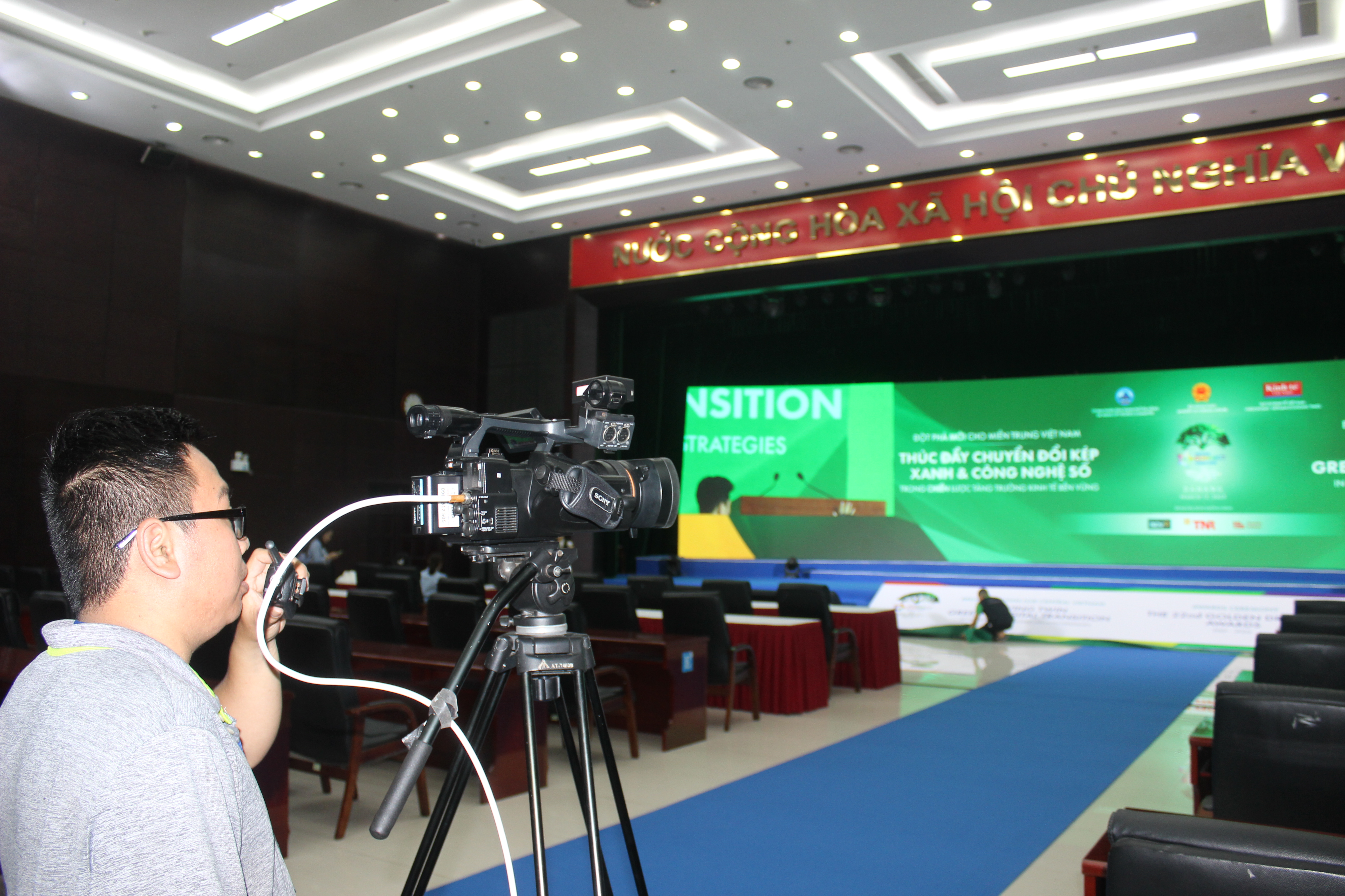 Kh&acirc;u h&igrave;nh ảnh để phục vụ c&ocirc;ng t&aacute;c truyền h&igrave;nh trực tiếp tr&ecirc;n VnEconomy.vn v&agrave; c&aacute;c nền tảng mạng x&atilde; hội của Tạp ch&iacute; Kinh tế Việt Nam cũng đ&atilde; sẵn s&agrave;ng. Do đ&acirc;y l&agrave; sự kiện lớn, c&oacute; lượng kh&aacute;n giả theo d&otilde;i đ&ocirc;ng đảo n&ecirc;n Ban tổ chức đ&atilde; chuẩn bị rất kỹ hạng mục quan trọng n&agrave;y.&nbsp;