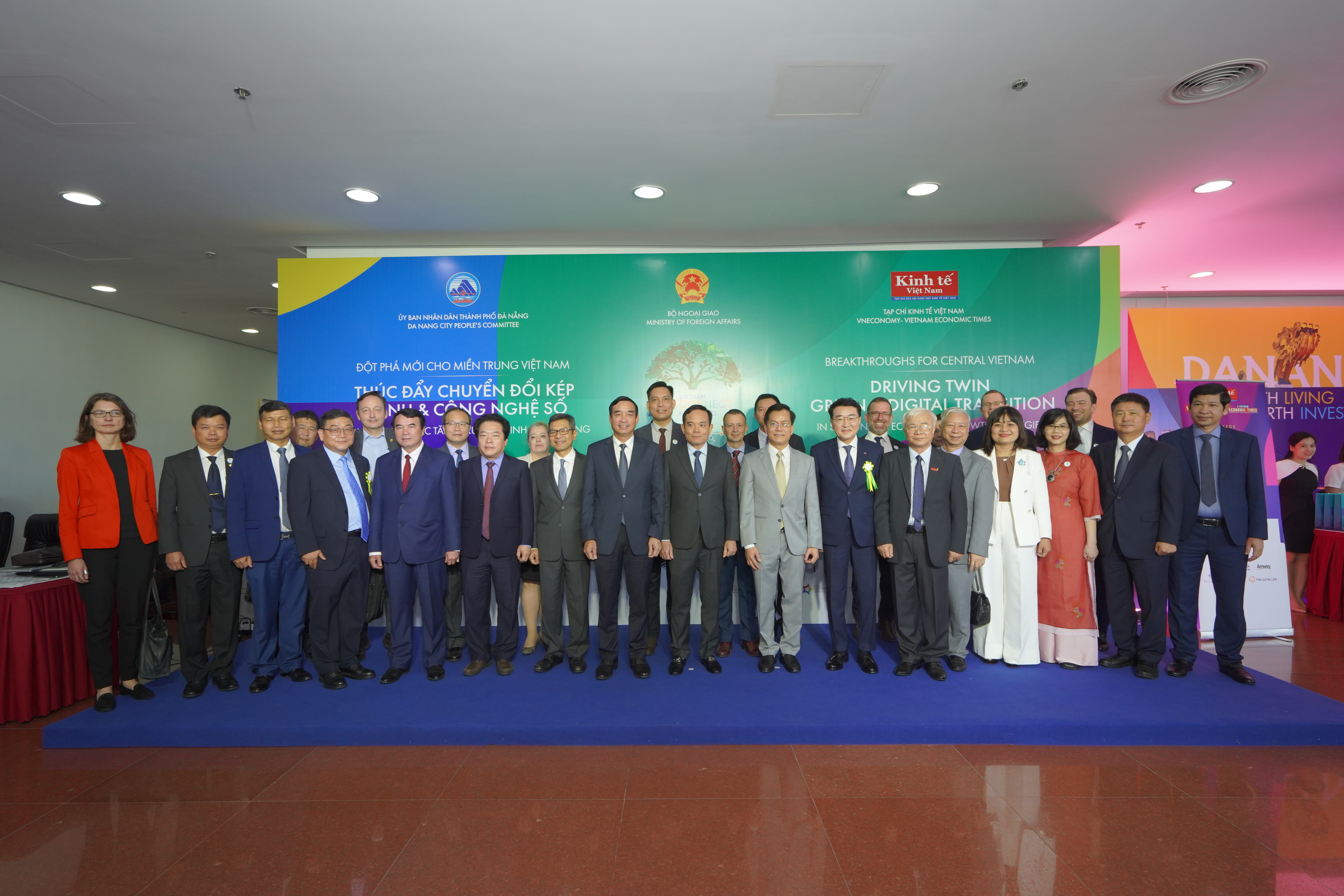 Diễn đàn Nhịp cầu Phát triển Việt Nam (Vietnam Connect Forum) 2023  có sự tham dự của ông Trần Lưu Quang, Ủy viên Ban chấp hành Trung ương Đảng, Phó Thủ tướng Chính phủ; ông Hà Kim Ngọc, Thứ trưởng Bộ Ngoại giao cùng đại diện lãnh đạo ban Kinh tế Trung ương, Bộ Kế hoạch và Đầu tư, Bộ Công Thương, Bộ Thông tin & Truyền thông, Bộ Tài nguyên và Môi trường. Về phía địa phương, có đồng chí Nguyễn Văn Quảng, Ủy viên Ban chấp hành Trung ương Đảng, Bí thư Thành ủy Đà Nẵng; đồng chí Lê Trung Chinh, Chủ tịch UBND Thành phố Đà Nẵng cùng các đồng chí Chủ tịch, Phó chủ tịch 19 tỉnh/thành phố khu vực Bắc Trung bộ, Duyên hải Trung bộ và Tây Nguyên. Tham dự Diễn đàn còn có đại diện hơn 20 đại sứ quán, lãnh sự quán, gần 20 đại diện lãnh đạo các Tổ chức quốc tế, Hiệp hội doanh nghiệp nước ngoài tại Việt Nam và hơn 300 đại diện doanh nghiệp FDI và doanh nghiệp Việt Nam.
