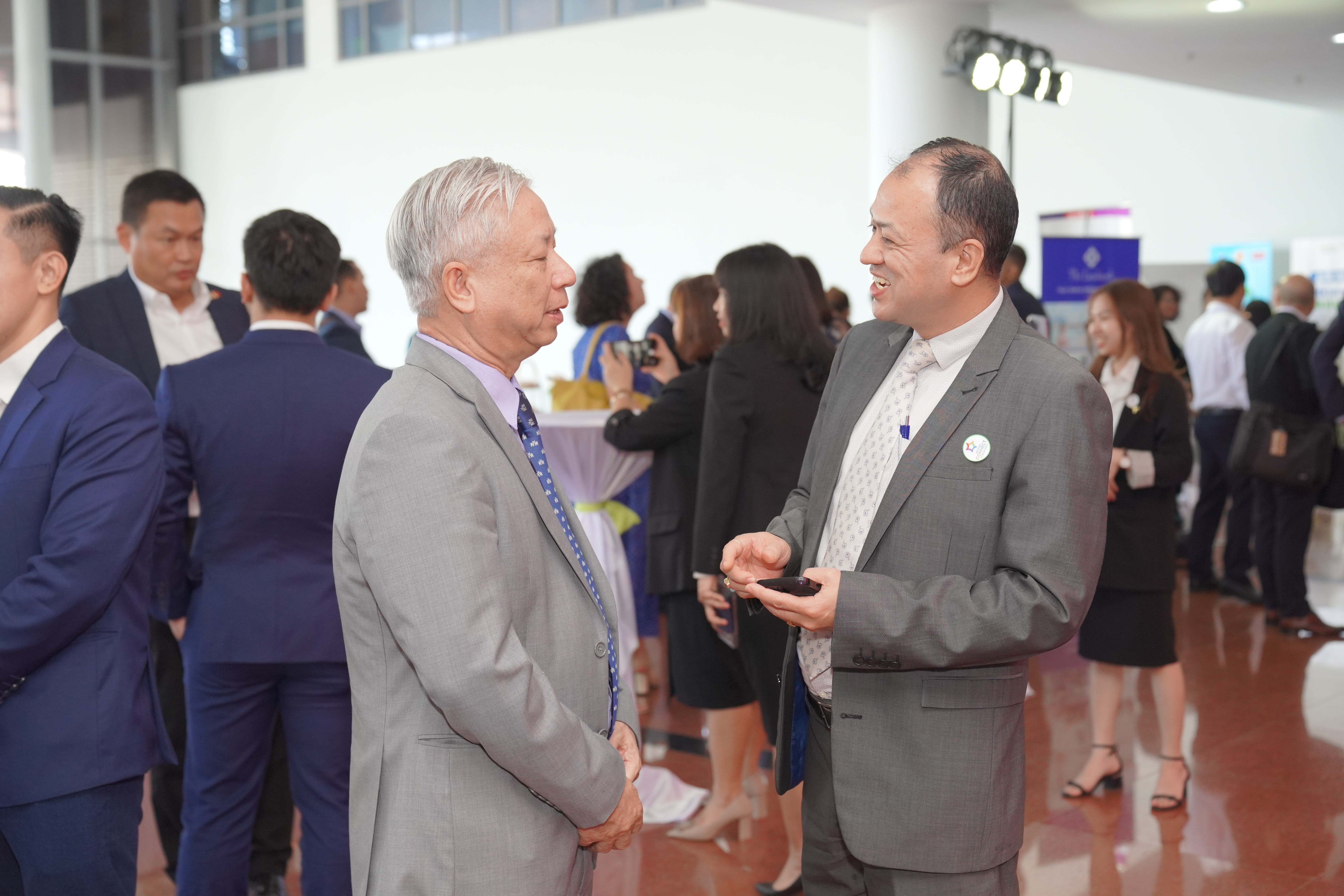 Trao đổi với ông Đào Quang Bính, Tổng giám đốc, Tổng thư ký Tòa soạn, Tạp chí Kinh tế Việt Nam - VnEconomy, nhiều đại biểu đánh giá rất cao sáng kiến tổ chức diễn đàn lần này của Tạp chí Kinh tế Việt Nam. Đây là dịp để Chính phủ, các Bộ, ban, ngành và các địa phương có thể kết nối, chia sẻ nhiều hơn với các doanh nghiệp FDI. 