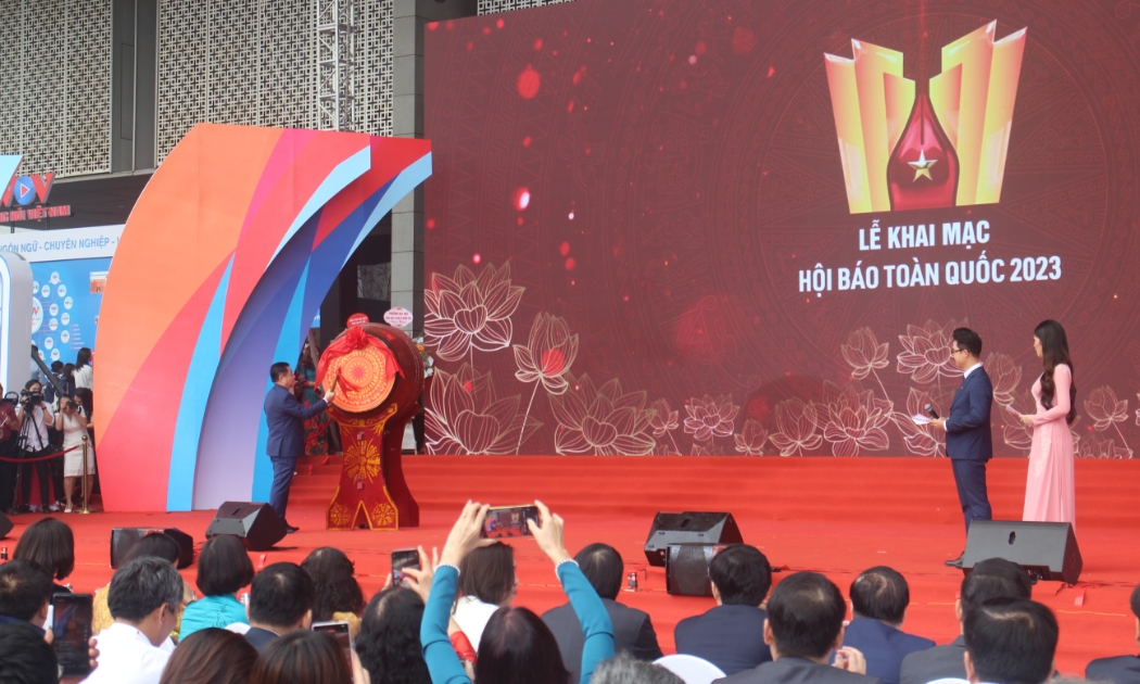 Trưởng Ban Tuyên giáo Trung ương Nguyễn Trọng Nghĩa đánh trống khai Hội báo toàn quốc năm 2023