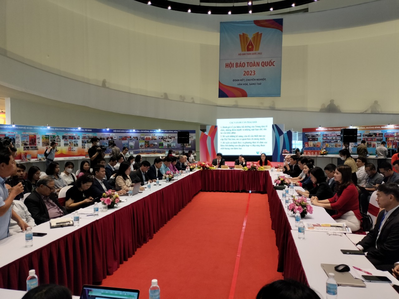 Hoạt động nghiệp vụ cũng l&agrave; một trong những trọng t&acirc;m trong Hội b&aacute;o to&agrave;n quốc 2023. Trong khu&ocirc;n khổ Hội b&aacute;o, chiều ng&agrave;y 17/3/2023 đ&atilde; diễn ra Tọa đ&agrave;m 