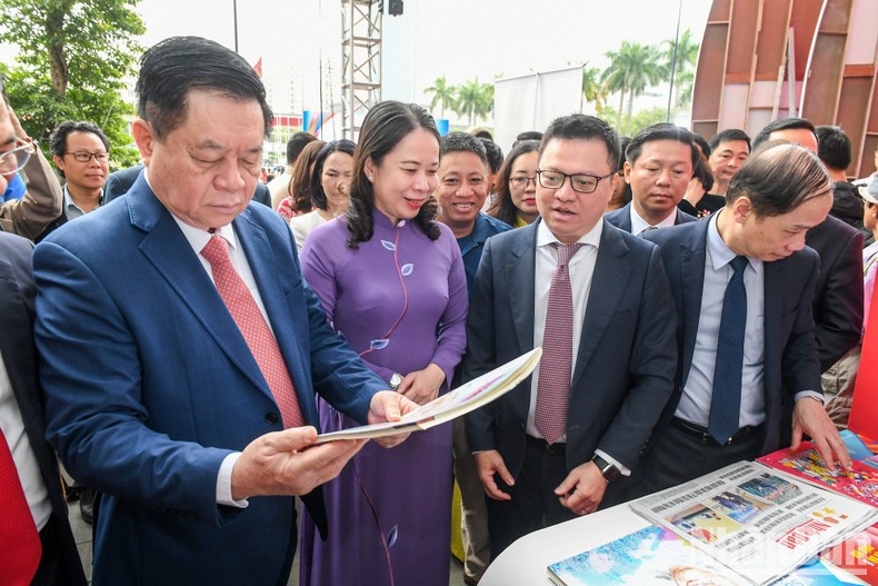 Trưởng Ban Tuyên giáo Trung ương Nguyễn Trọng Nghĩa; Phó Chủ tịch nước Võ Thị Ánh Xuân và các đại biểu thăm quan các gian hàng trưng bày của các cơ quan báo chí (Gian trưng bày báo Nhân dân)