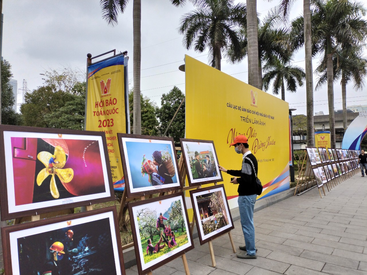 Kh&aacute;ch tham quan m&ecirc; mẩn với những bức ảnh đẹp, đặc sắc trong Triển l&atilde;m 