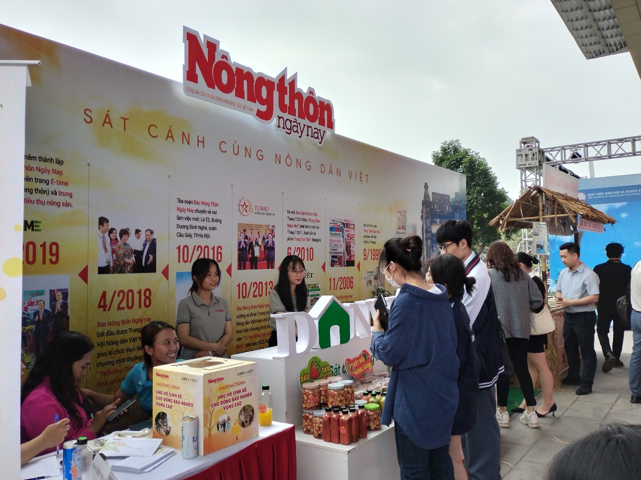 Mang đặc sắc sản phẩm của vùng miền đến với các gian hàng trưng bày.