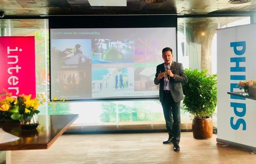 &Ocirc;ng Ph&ugrave;ng Ho&agrave;i Dương, Tổng Gi&aacute;m đốc C&ocirc;ng ty TNHH Signify Việt Nam giới thiệu c&ocirc;ng nghệ đ&egrave;n in 3D.