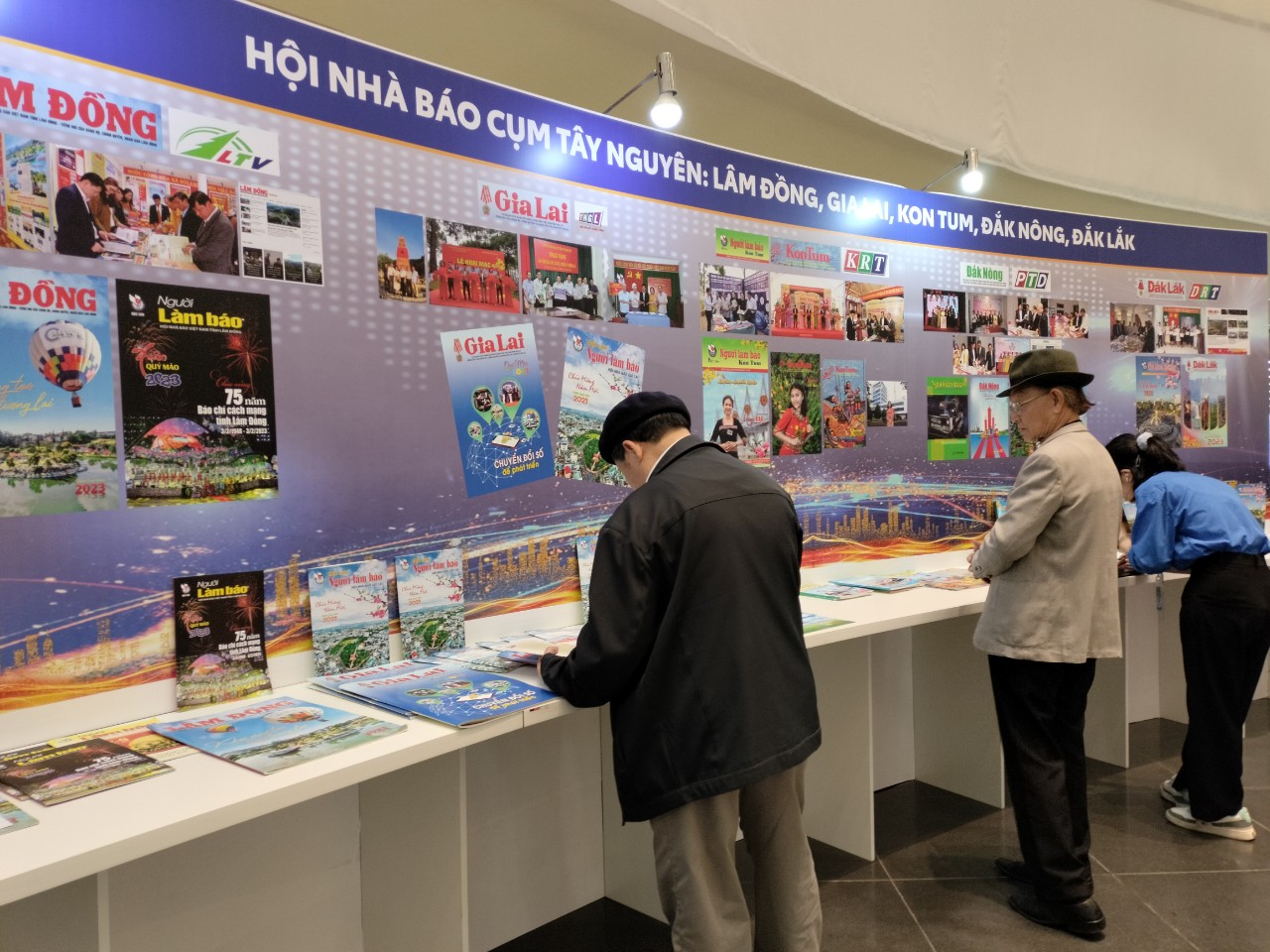 Gian h&agrave;ng của Hội nh&agrave; b&aacute;o cụm T&acirc;y Nguy&ecirc;n cũng thu h&uacute;t sự quan t&acirc;m, ch&uacute; &yacute; của độc giả v&agrave; kh&aacute;ch tham quan.