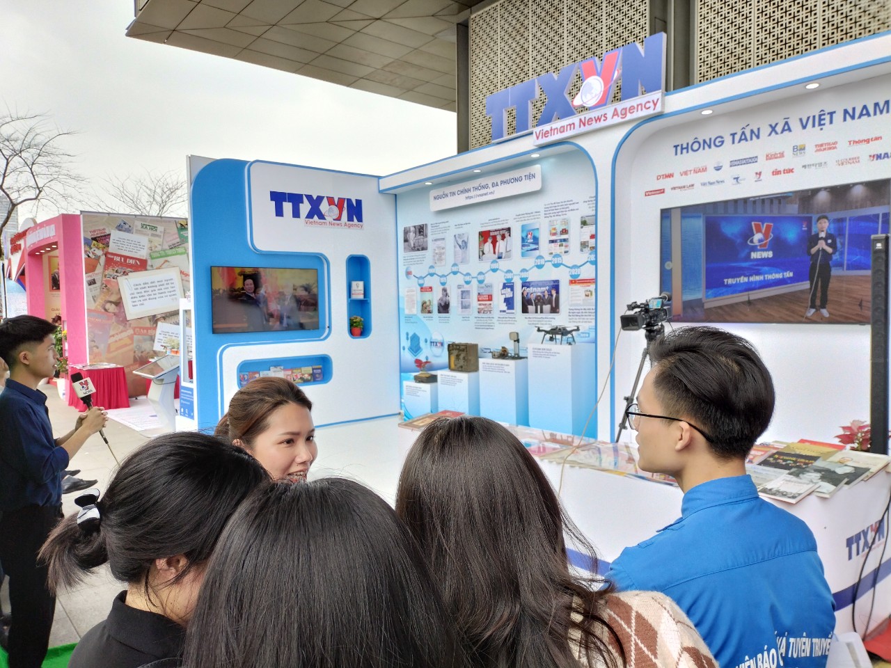 Độc giả v&agrave; kh&aacute;ch tham quan cũng được trải nghiệm c&ocirc;ng nghệ mới, trường quay ảo tại gian trưng b&agrave;y của Th&ocirc;ng tấn x&atilde; Việt Nam.