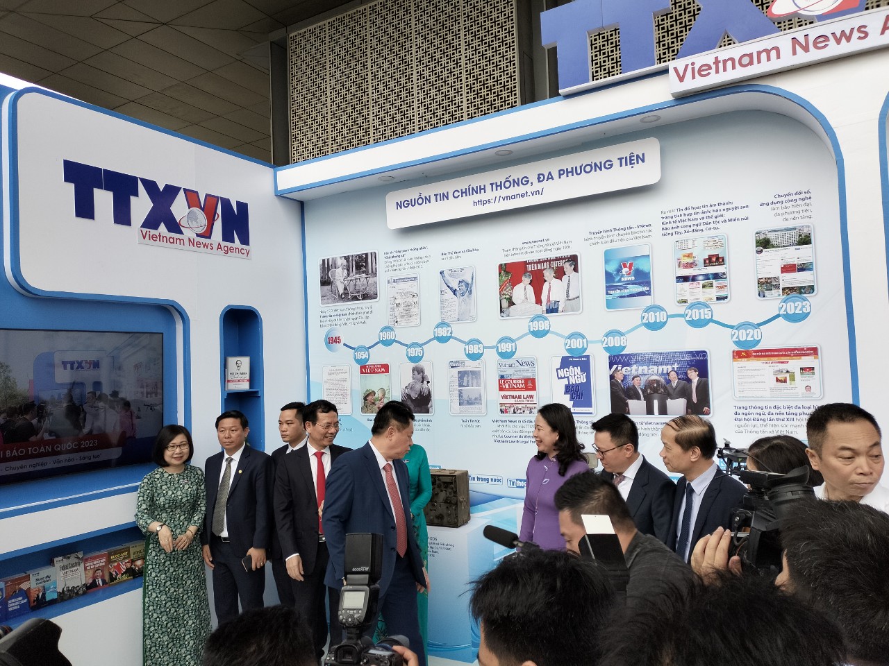 Trưởng Ban Tuy&ecirc;n gi&aacute;o Trung ương Nguyễn Trọng Nghĩa; Ph&oacute; Chủ tịch nước V&otilde; Thị &Aacute;nh Xu&acirc;n v&agrave; Bộ trưởng Bộ Th&ocirc;ng tin v&agrave; Truyền th&ocirc;ng Nguyễn Mạnh H&ugrave;ng thăm quan gian trưng b&agrave;y của Th&ocirc;ng tấn x&atilde; Việt Nam.
