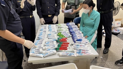 Flight attendants caught bringing drugs into Vietnam