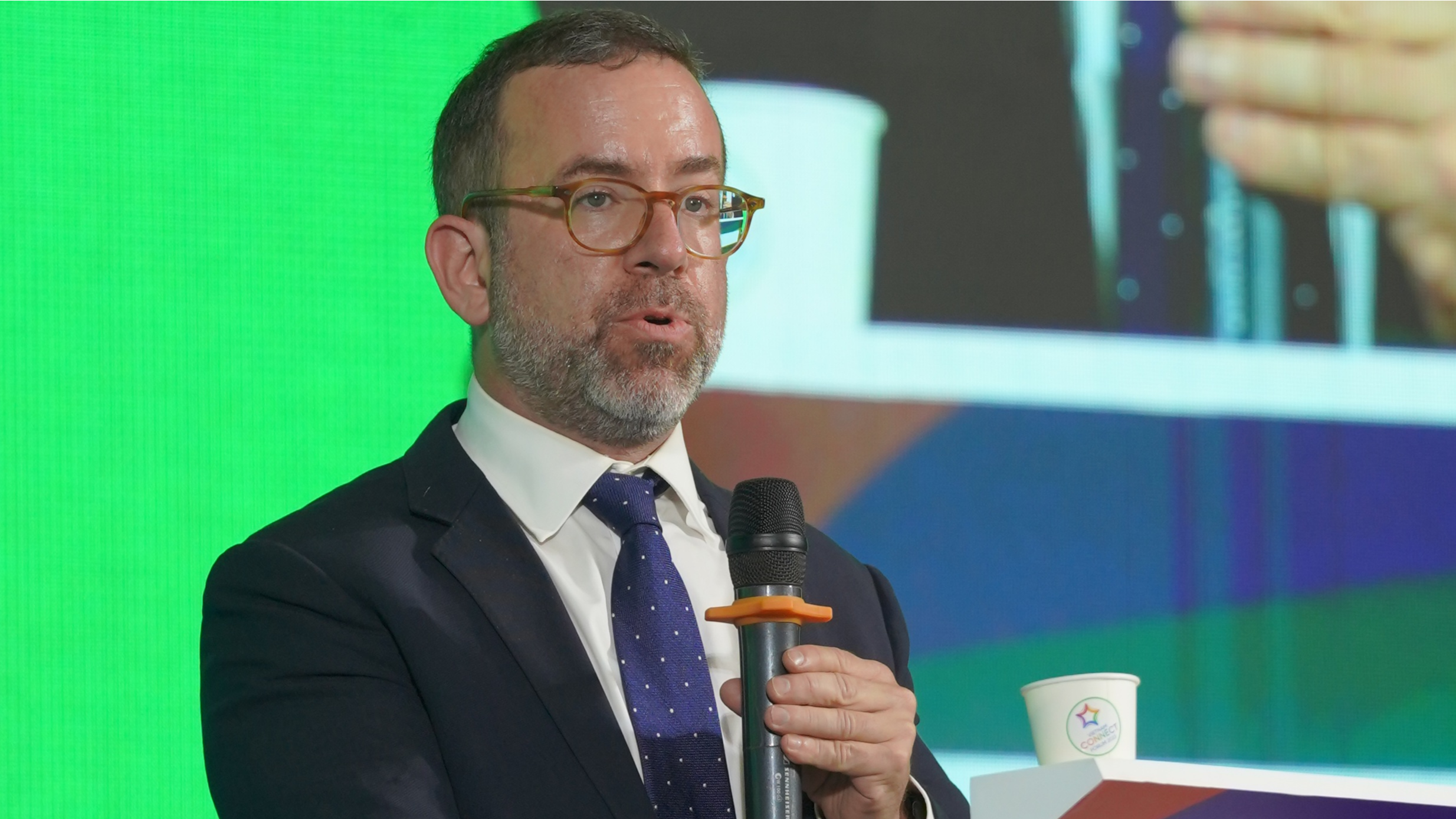 Ông Matthew Garvey, Chủ tịch AmCham tại Thừa thiên Huế tại phiên thảo luận của Diễn đàn Nhịp cầu Phát triển Việt Nam 2023.