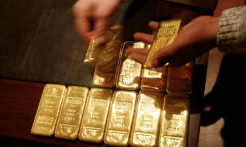 Giá vàng thế giới bùng nổ lên gần 2.000 USD/oz, trong nước dè dặt