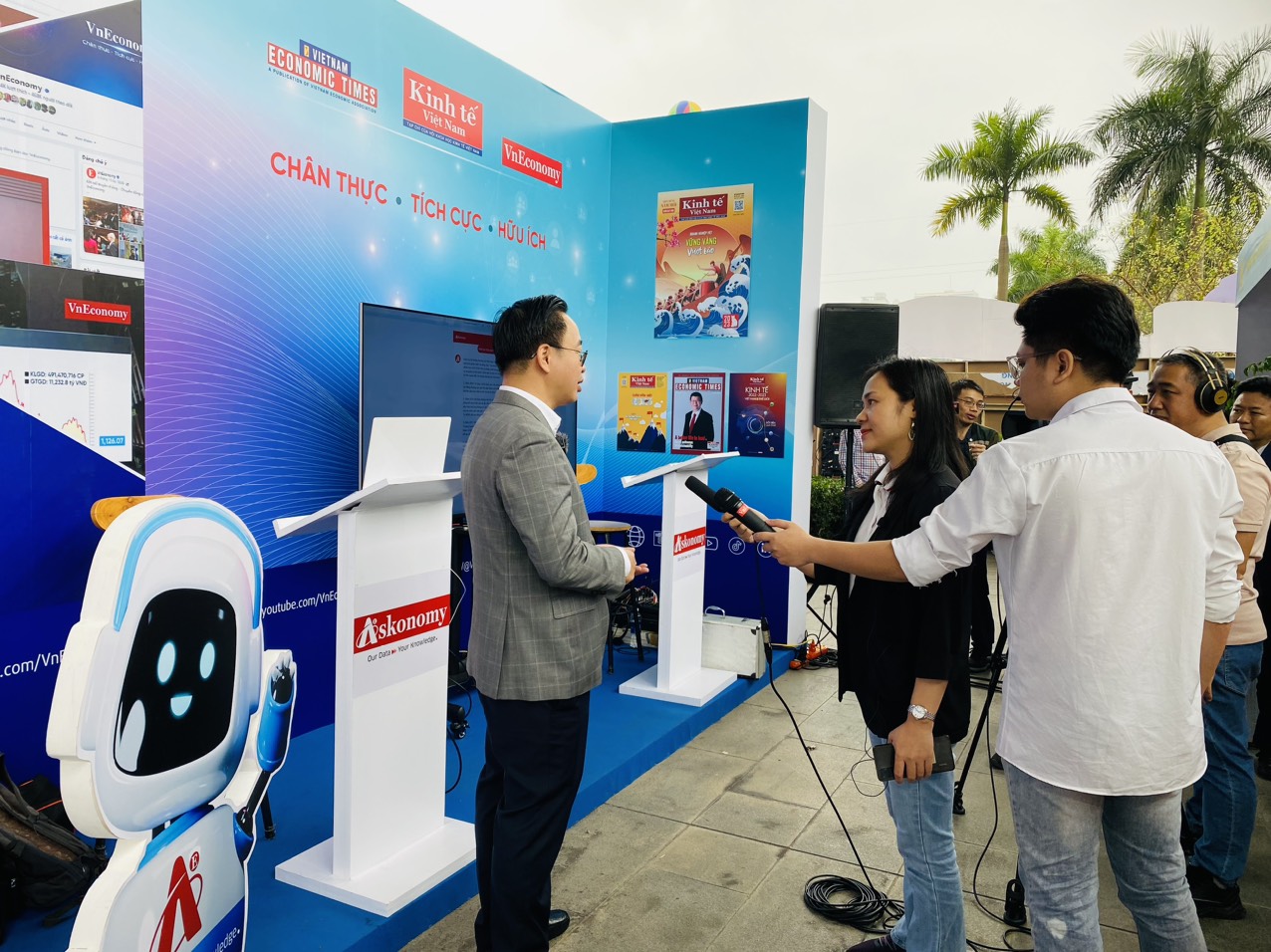 Ông Phạm Mạnh Hùng, Phó Tổng Giám đốc Đài Tiếng nói Việt Nam (VOV), Ủy viên Ban Thường vụ Hội Nhà báo Việt Nam trả lời phỏng vấn báo chí tại Hội báo toàn quốc 2023.