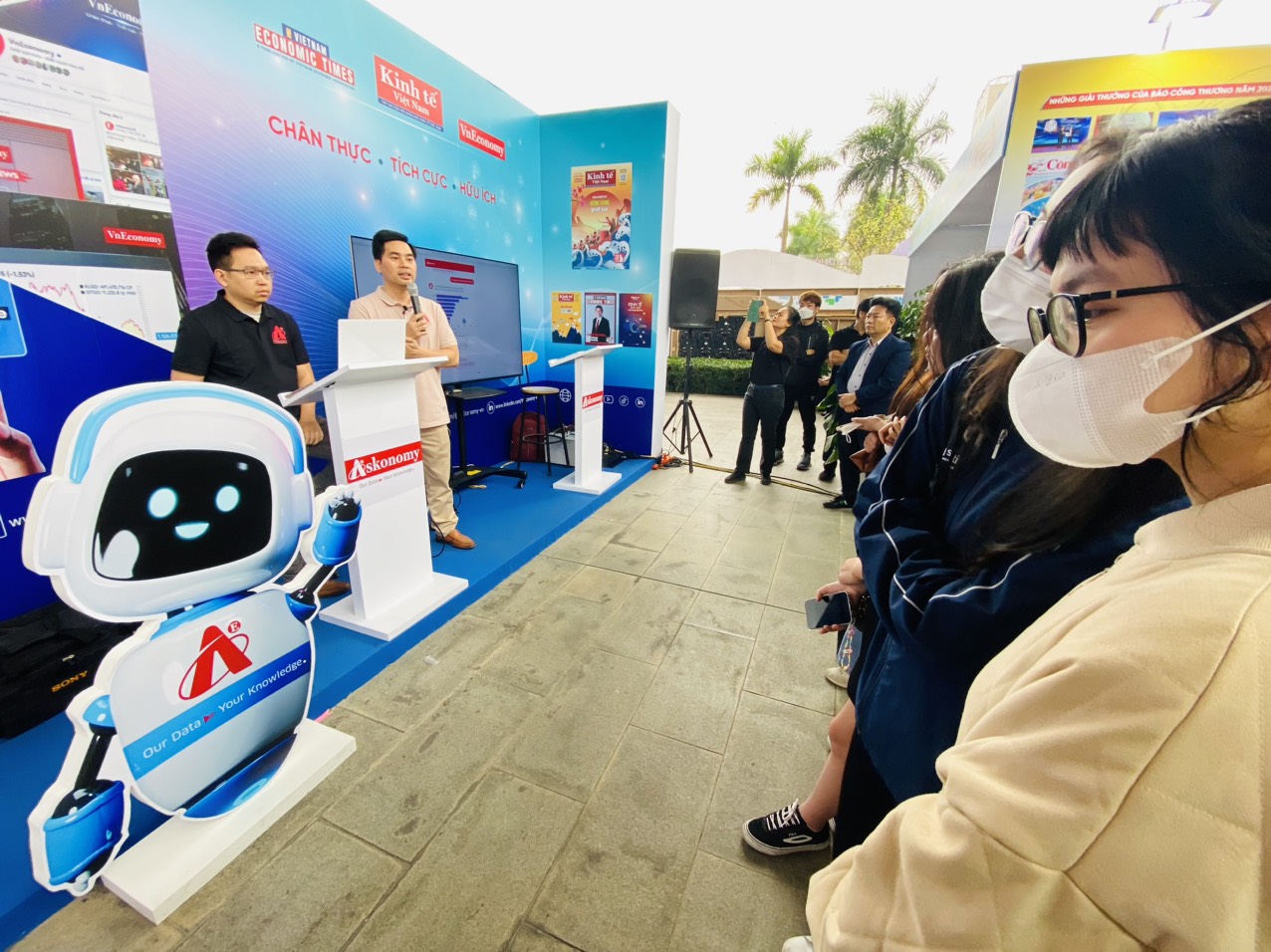 Chương tr&igrave;nh trải nghiệm v&agrave; tương t&aacute;c với độc giả về ứng dụng tr&iacute; tuệ nh&acirc;n tạo độc quyền Askonomy của VnEconomy tại Hội b&aacute;o to&agrave;n quốc 2023.