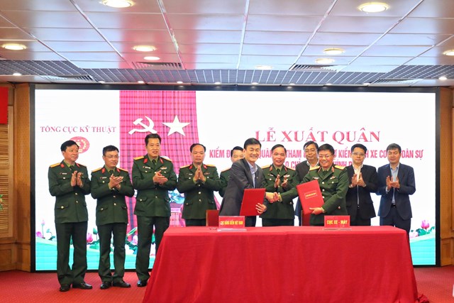 Lễ xuất qu&acirc;n b&agrave;n giao lực lượng kiểm định vi&ecirc;n qu&acirc;n sự tham gia hỗ trợ kiểm định xe cơ giới d&acirc;n sự.