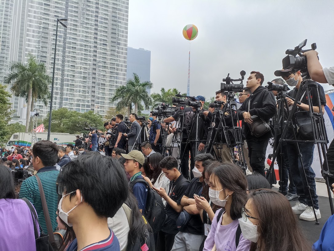 Một ph&oacute;ng vi&ecirc;n trong kỷ nguy&ecirc;n số phải biết quay phim, chụp ảnh, biết l&agrave;m podcast...