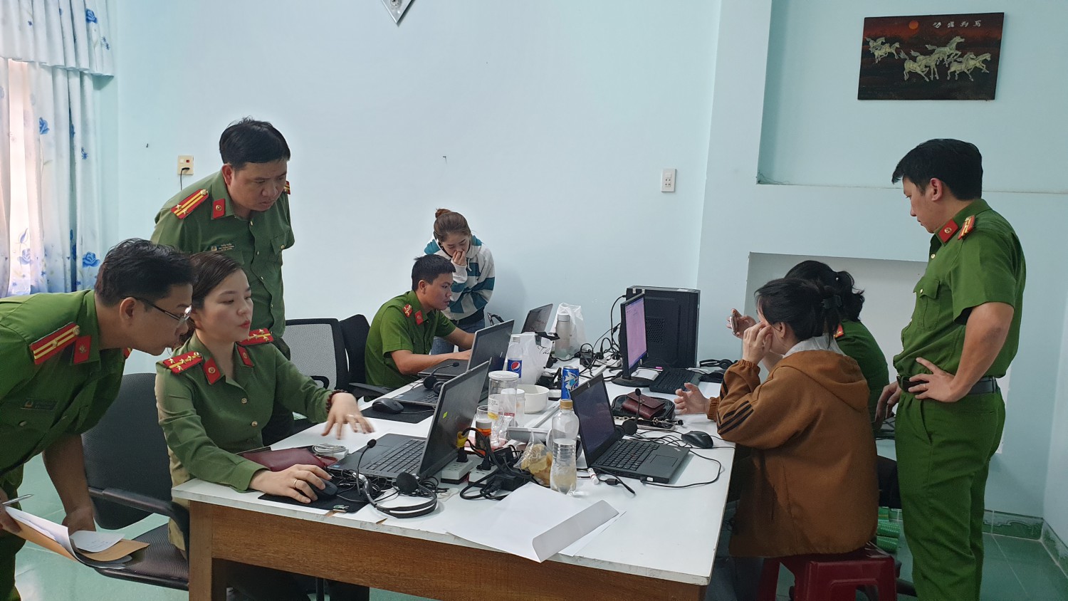 Lực lượng An ninh mạng, Văn phòng cơ quan cảnh sát điều tra đấu tranh với các đối tượng. Ảnh: Công an tỉnh Phú Yên.