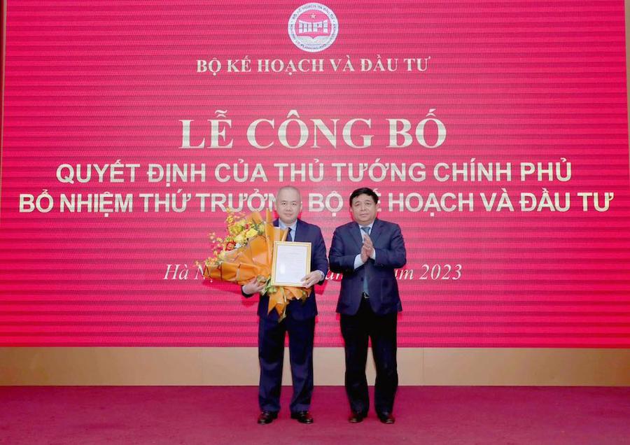 Minister of Planning and Investment Nguyen Chi Dung (right) hands over the appointment decision to Mr. Do Thanh Trung.