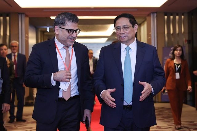 Thủ tướng Ch&iacute;nh phủ Phạm Minh Ch&iacute;nh chia sẻ với đại diện doanh nghiệp nước ngo&agrave;i tham dự Diễn đ&agrave;n.