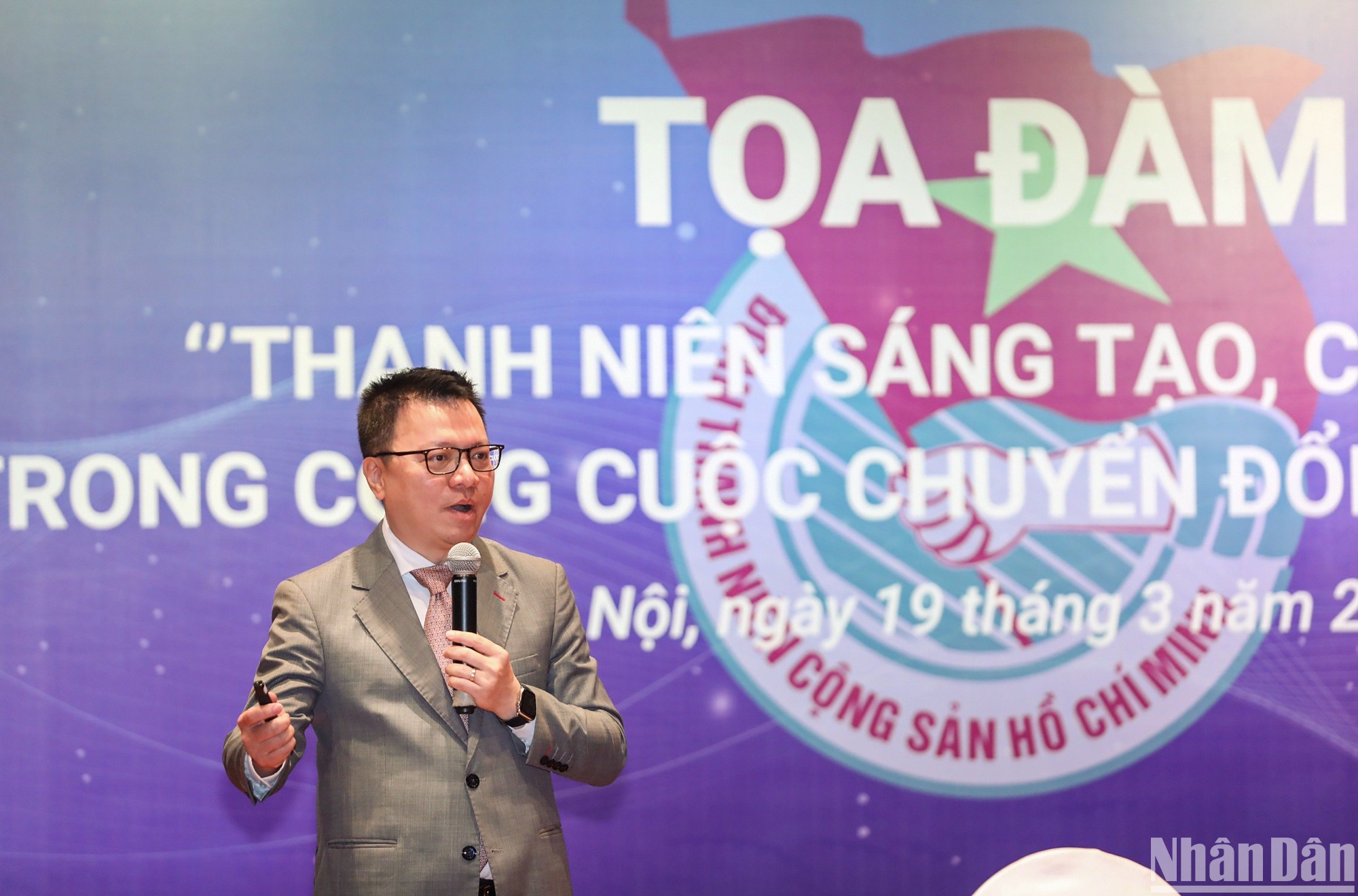 Ông Lê Quốc Minh, Ủy viên Trung ương Đảng, Tổng Biên tập báo Nhân dân, Phó Trưởng ban Tuyên giáo Trung ương, Chủ tịch Hội Nhà báo Việt Nam, phát biểu tại Tọa đàm. Ảnh: Nhandan.vn