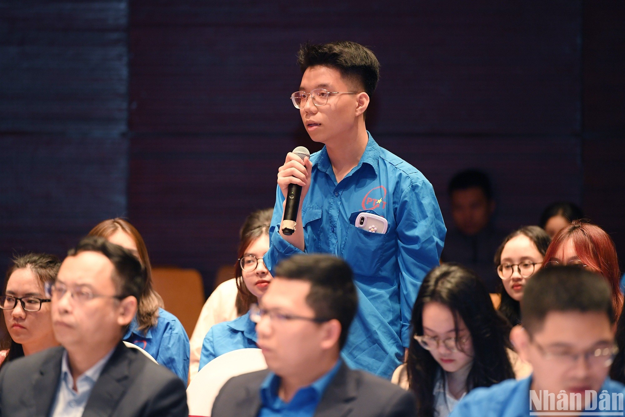 Tại tọa đàm, các đoàn viên, thanh niên cũng được bày tỏ quan điểm, trao đổi, đề xuất các ý kiến, giải pháp nhằm góp phần phát huy vai trò của thanh niên trong công cuộc chuyển đổi số, ứng dụng công nghệ trong thực tiễn cuộc sống, công việc. Ảnh: Nhandan.vn
