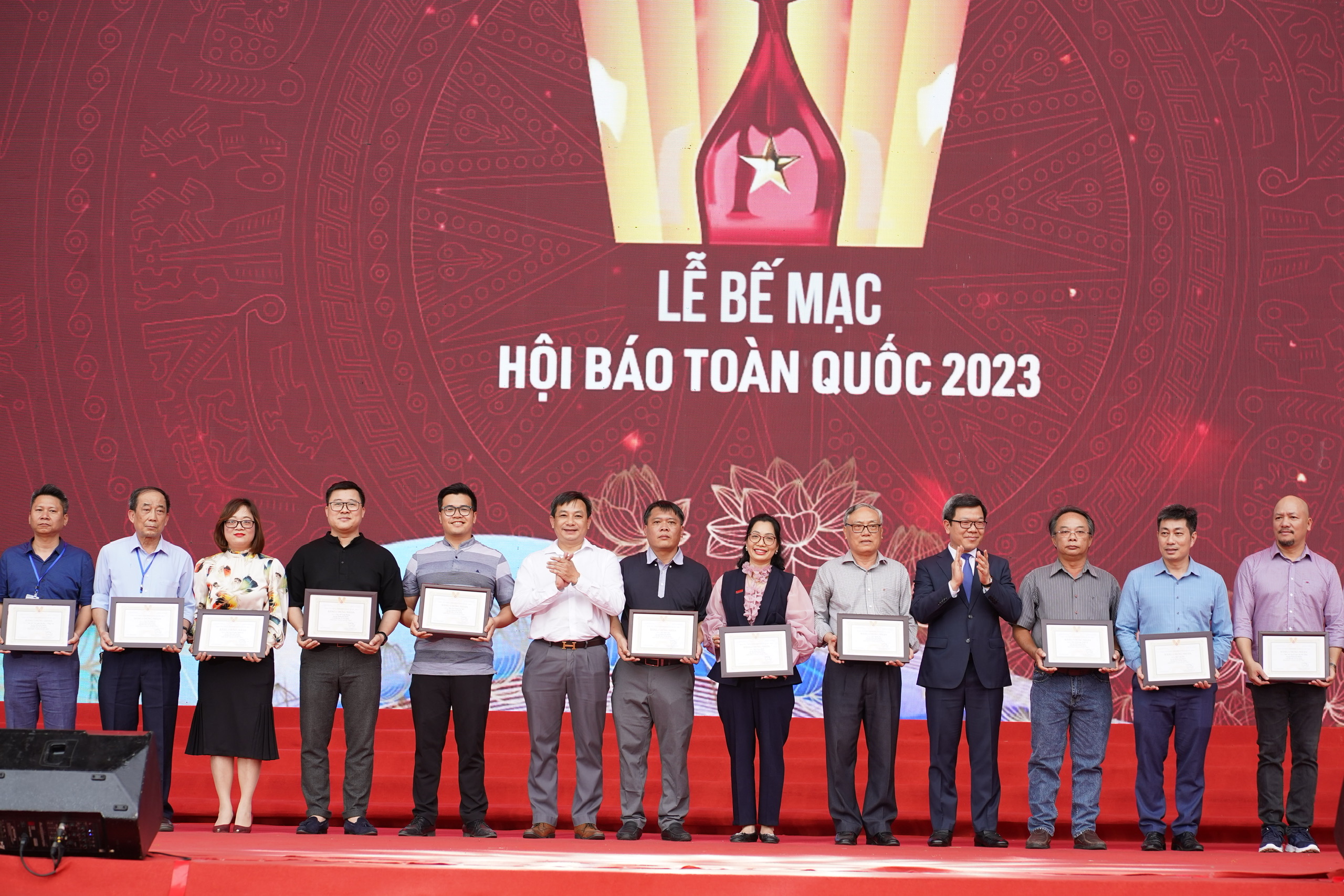 Tạp chí Kinh tế Việt Nam vinh dự được Ban Tổ chức trao Giải bìa báo Tết ấn tượng.