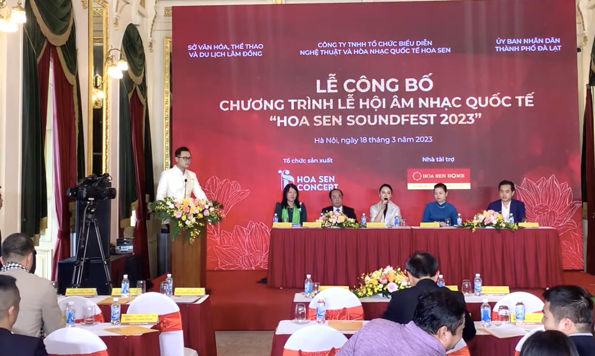 Ban tổ chức chia sẻ với b&aacute;o ch&iacute; tại lễ c&ocirc;ng bố.