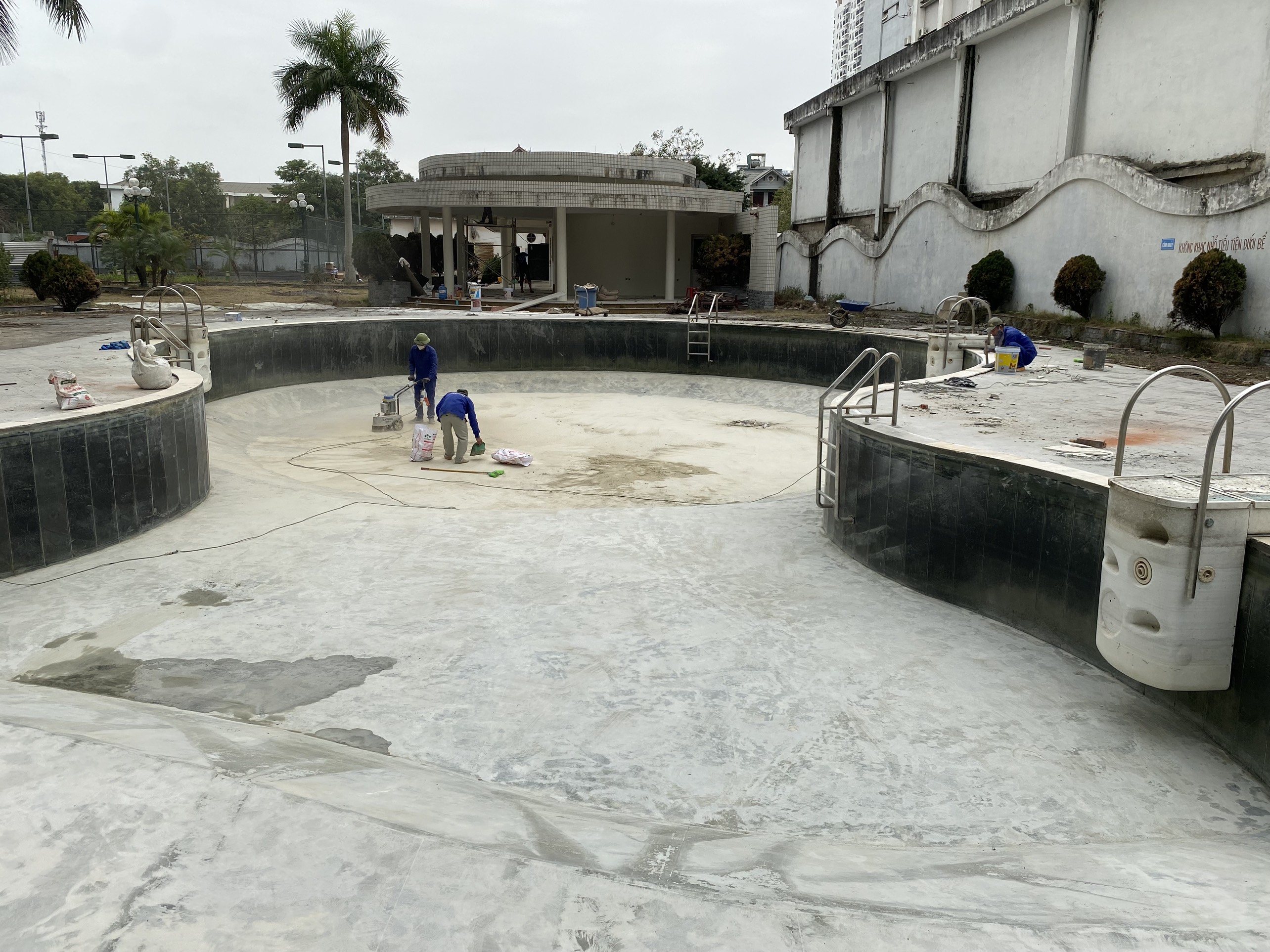 Hồ bơi được tích cực sửa chữa.
