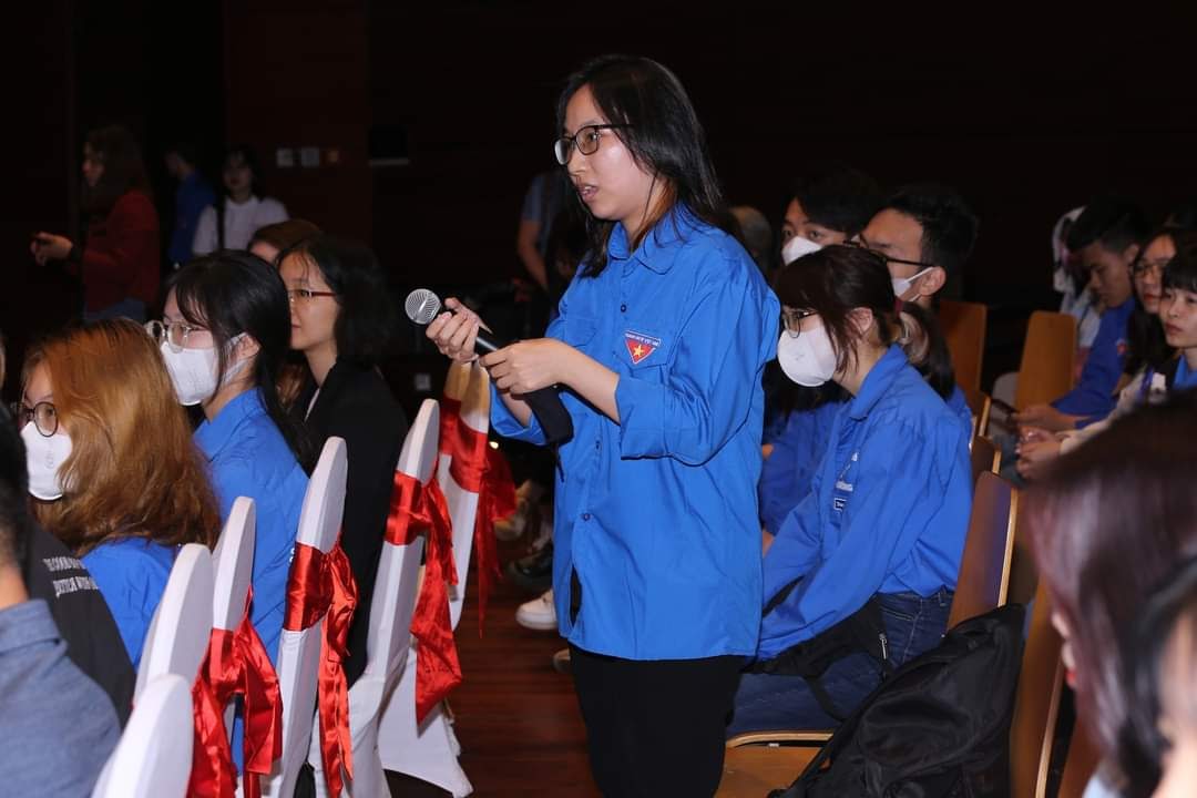 Các đoàn viên, sinh viên đã đặt nhiều câu hỏi cho nhà báo Lê Quốc Minh về câu chuyện hướng nghiệp, khởi nghiệp cho thanh niên.