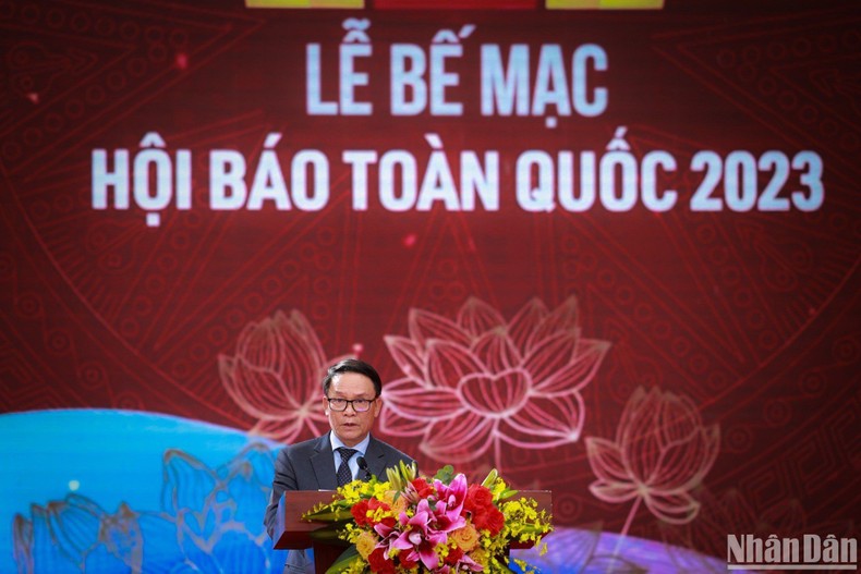 Phó Chủ tịch Thường trực Hội Nhà báo Việt Nam Nguyễn Đức Lợi phát biểu tại Lễ bế mạc Hội Báo toàn quốc năm 2023. Ảnh: Thành Đạt.