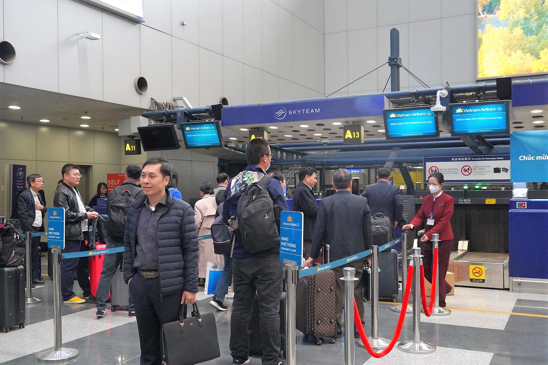 Rộn ràng nhiều chuyến bay thường lệ kết nối Trung Quốc với Việt Nam sau 3 năm tạm dừng khai thác vì Covid-19.