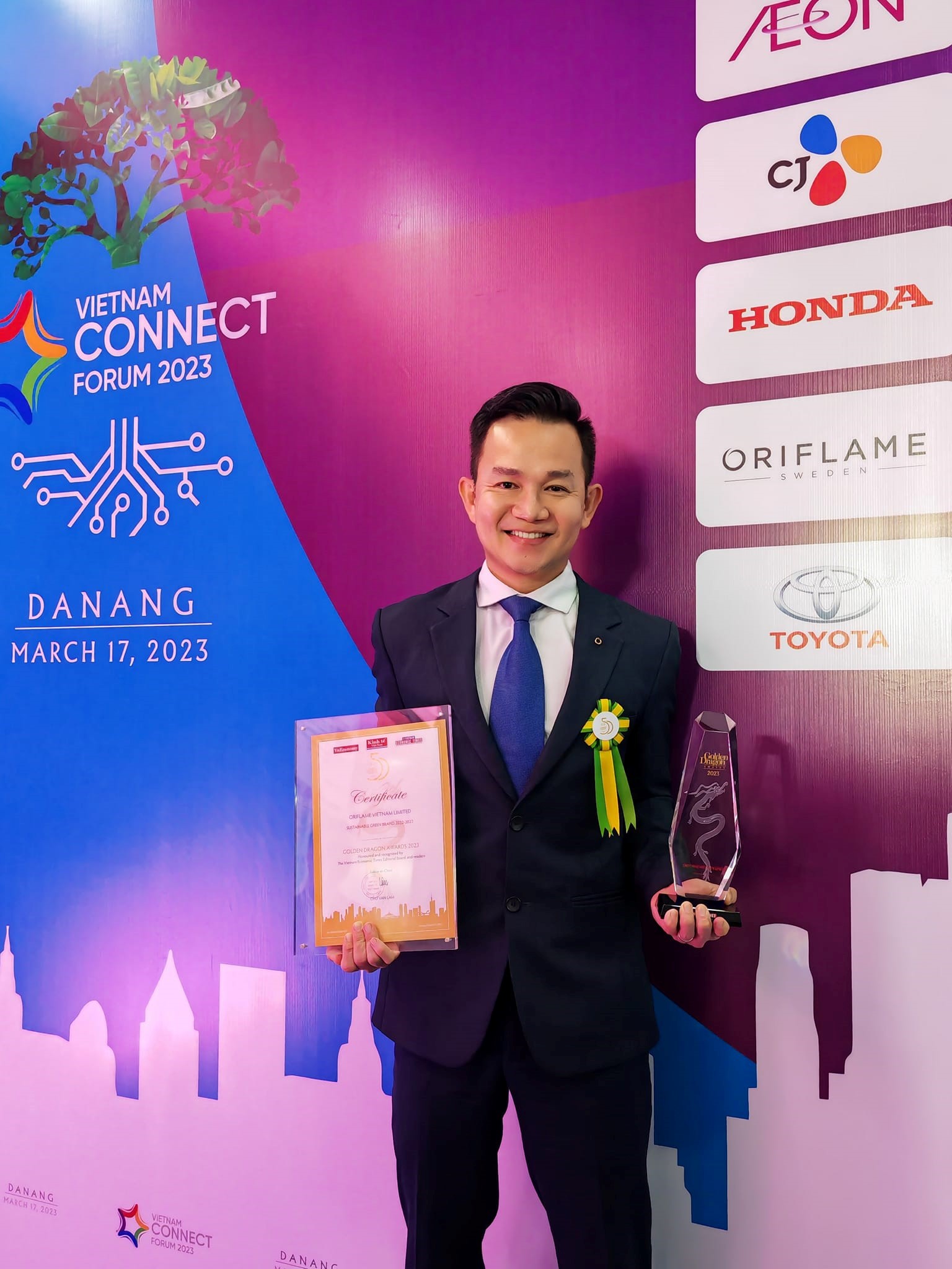 Ông Đỗ Khoa đại diện Công ty Oriflame Việt Nam nhận danh hiệu do Ban tổ chức Rồng Vàng trao tặng.