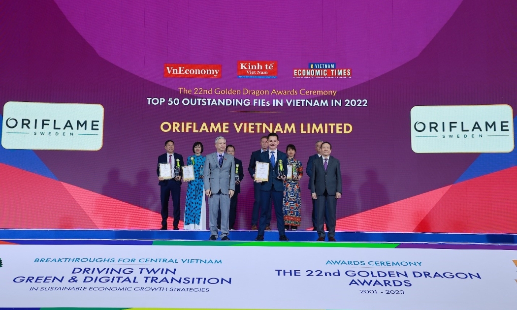 Ông Nguyễn Hồng Sơn, Phó Trưởng Ban Kinh tế Trung ương và ông Đào Quang Bính, Tổng giám đốc Tạp chí Kinh tế Việt Nam trao danh hiệu cho Oriflame Việt Nam.
