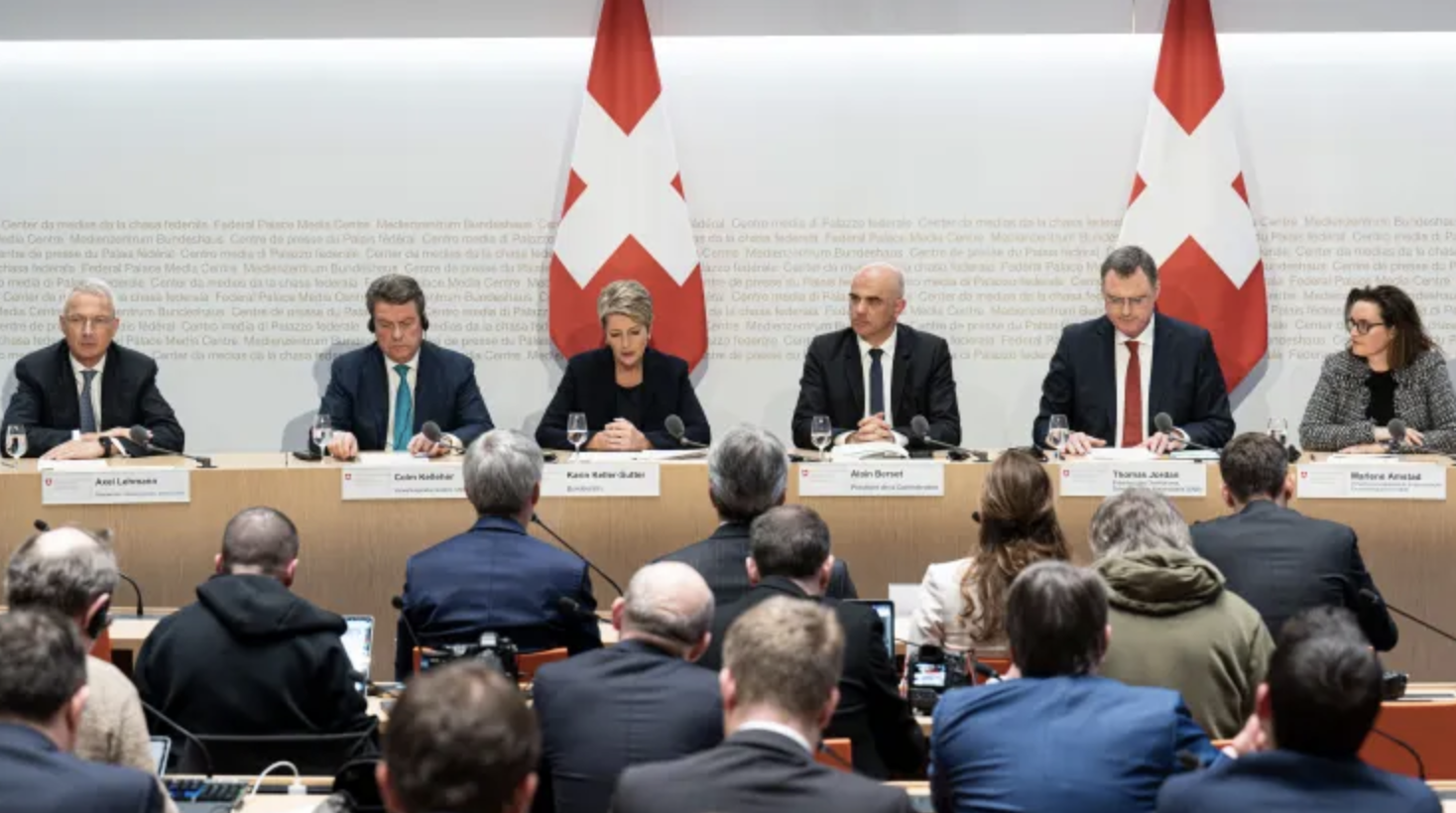 Họp báo tại Bern, Thuỵ Sỹ về vụ sáp nhập ngày 19/3 giữa UBS và Credit Suisse. - Ảnh: Bloomberg.