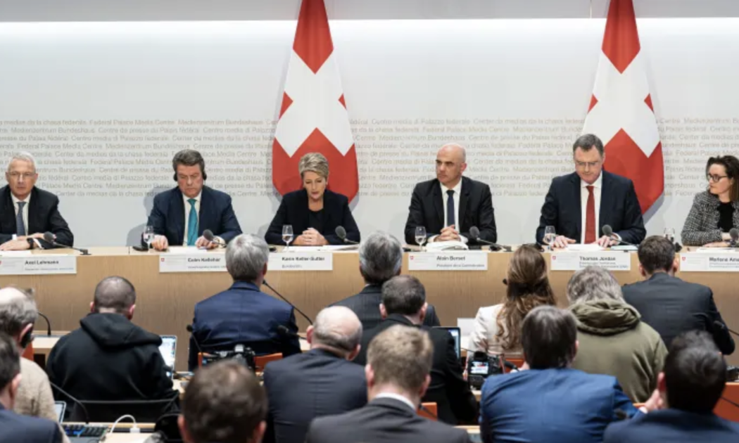 Họp báo tại Bern, Thuỵ Sỹ về vụ sáp nhập ngày 19/3 giữa UBS và Credit Suisse. - Ảnh: Bloomberg.