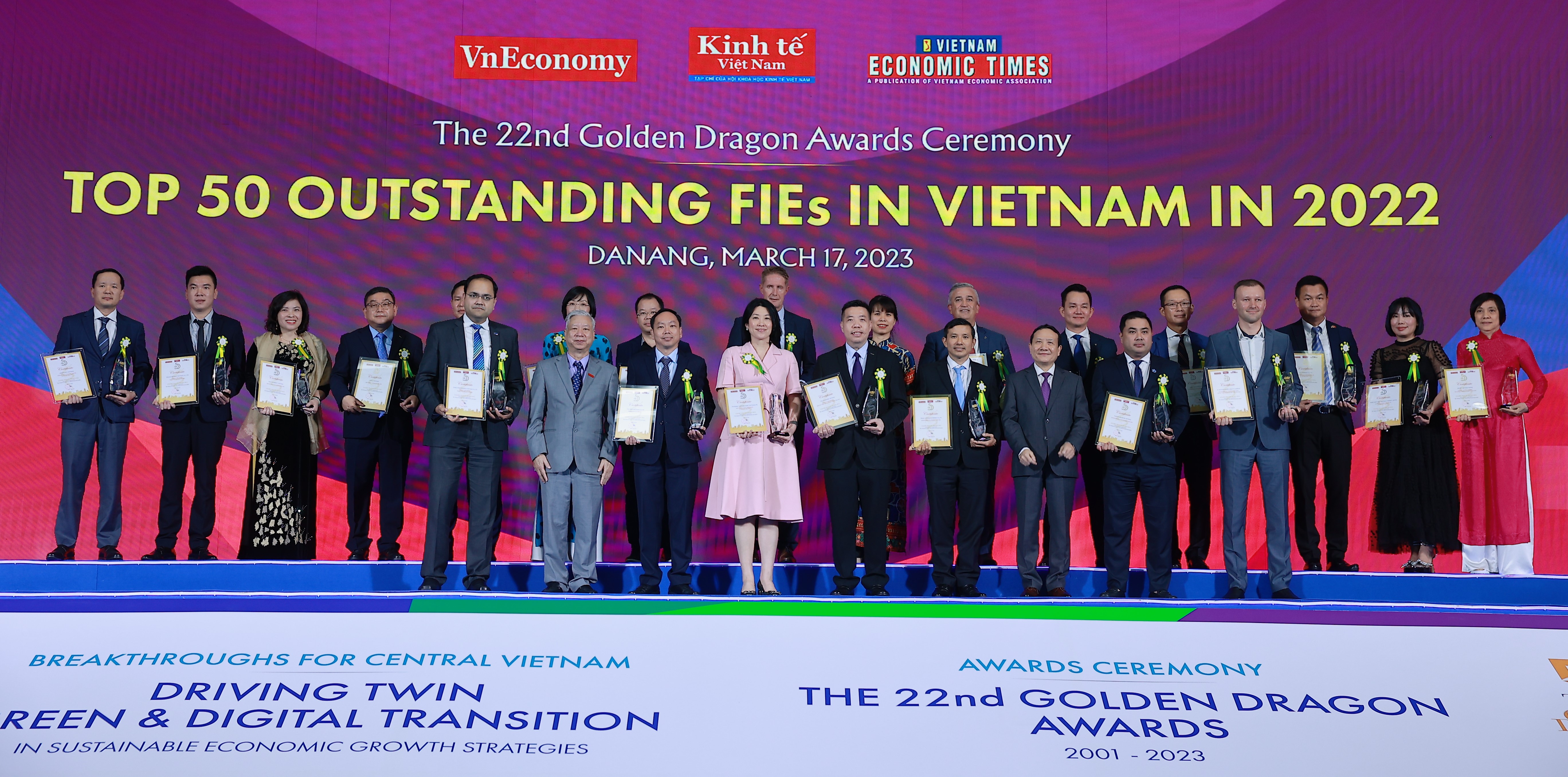 Nh&agrave; b&aacute;o Đ&agrave;o Quang B&iacute;nh, Tổng gi&aacute;m đốc, Tổng Thư k&yacute; t&ograve;a soạn, Tạp ch&iacute; Kinh tế Việt Nam/VnEconomy/Vietnam Economic Times (h&agrave;ng đầu ti&ecirc;n, người thứ 2 từ tr&aacute;i sang) v&agrave; &ocirc;ng Nguyễn Hồng Sơn, Ph&oacute; Trưởng Ban Kinh tế Trung ương (h&agrave;ng đầu ti&ecirc;n, người thứ 3 từ tr&aacute;i sang) trao&nbsp;Giải thưởng Rồng V&agrave;ng: TOP 50 Doanh nghiệp FDI ti&ecirc;u biểu cho c&aacute;c doanh nghiệp gồm: C&ocirc;ng ty TNHH Lego Manufacturing Việt Nam, C&ocirc;ng ty TNHH Chứng kho&aacute;n Maybank, McDonald&rsquo;s Việt Nam, C&ocirc;ng ty TNHH Mercedes-Benz Việt Nam, C&ocirc;ng ty TNHH Bảo hiểm nh&acirc;n thọ Mirae Asset Pr&eacute;voir, C&ocirc;ng ty CP Mondelez Kinh Đ&ocirc; Việt Nam, C&ocirc;ng ty TNHH Oriflame Việt Nam, C&ocirc;ng ty TNHH Posco Việt Nam, Qualcomm Việt Nam, Đại học RMit Việt Nam, C&ocirc;ng ty TNHH SCG Việt Nam, C&ocirc;ng ty TNHH Son Seamaster Việt Nam, C&ocirc;ng ty TNHH Sembcorp Energy Việt Nam, C&ocirc;ng ty TNHH Siemenz Việt Nam, C&ocirc;ng ty TNHH Signify Việt Nam, Ng&acirc;n h&agrave;ng TNHH Một th&agrave;nh vi&ecirc;n Standard Chartered Việt Nam, The Landmark Việt Nam, C&ocirc;ng ty TNHH Sơn Toa Việt Nam, C&ocirc;ng ty CP hữu hạn Vedan Việt Nam, C&ocirc;ng ty TNHH Chứng kho&aacute;n Yuanta Việt Nam, C&ocirc;ng ty TNHH Nh&agrave; th&eacute;p tiền chế Zamil Việt Nam, C&ocirc;ng ty TNHH 1C Việt Nam.