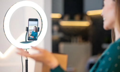 Nhiều doanh nghiệp hồi sinh nhờ “livestream chốt đơn”