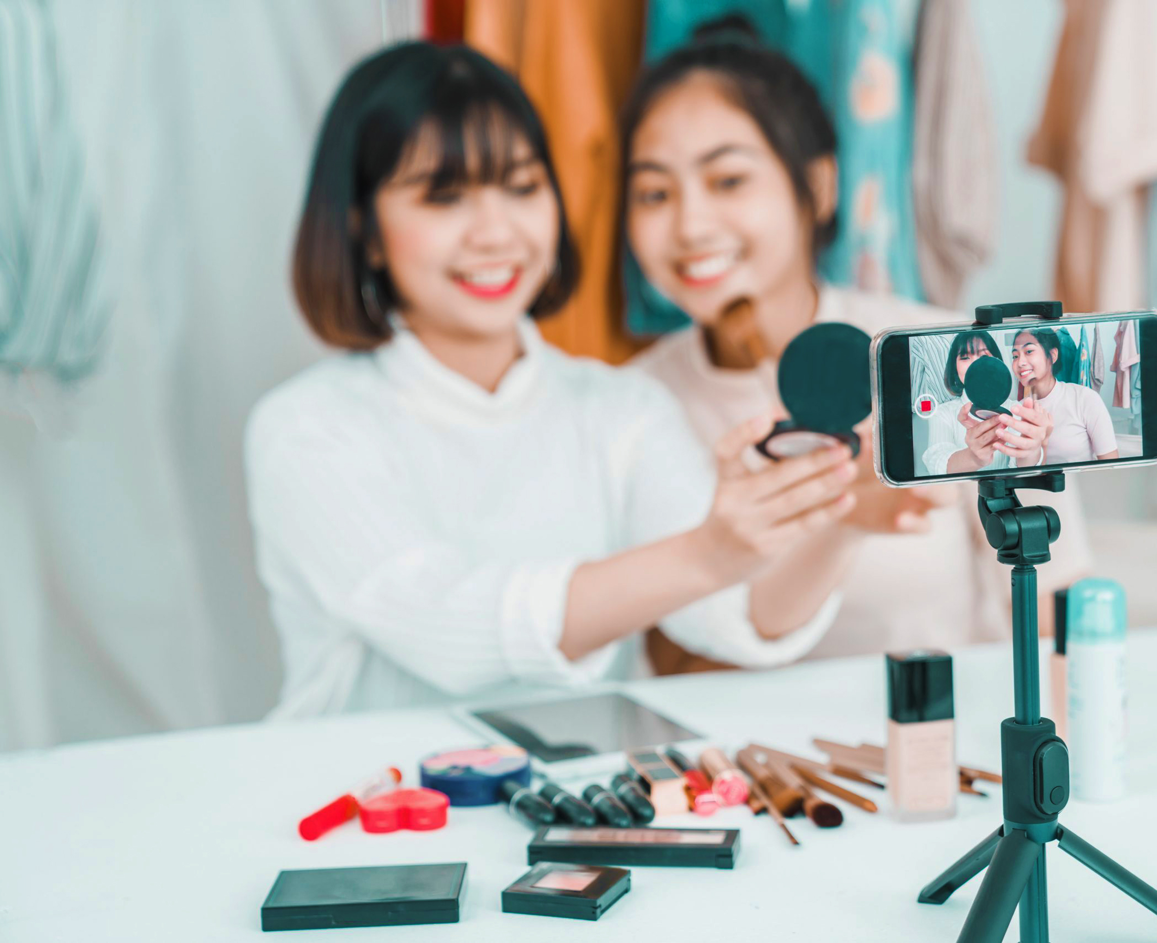 Việt Nam đặt mục ti&ecirc;u đến năm 2025 doanh thu b&aacute;n lẻ trực tuyến sẽ đạt mức 35 tỷ USD, tương đương tốc độ tăng trưởng 25% mỗi năm.