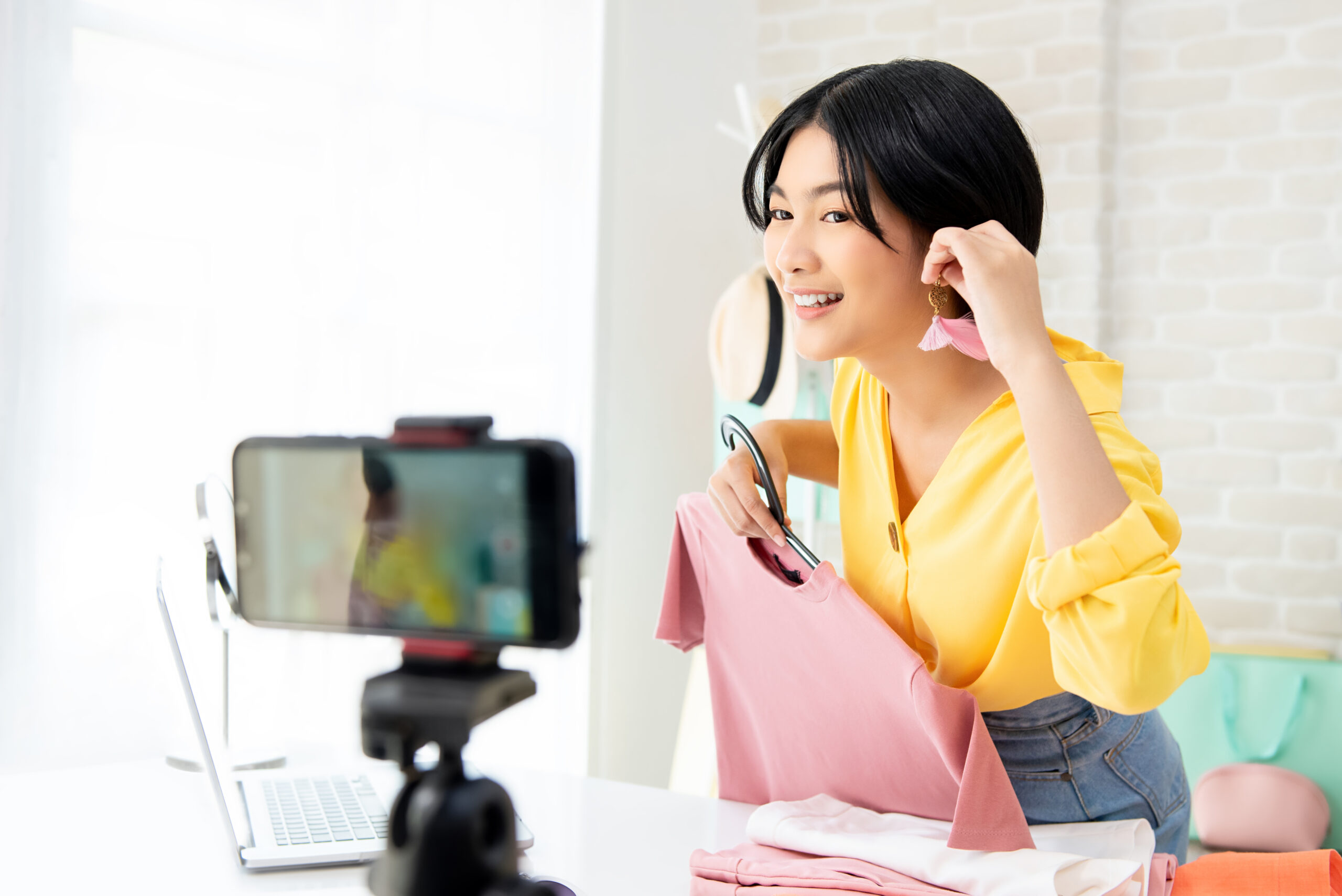 C&aacute;c doanh nghiệp quốc tế, c&aacute;c nh&agrave; b&aacute;n lẻ thời trang lớn nhỏ phương T&acirc;y đang tận dụng thị trường mua sắm livestream đang ph&aacute;t triển nhanh ch&oacute;ng.