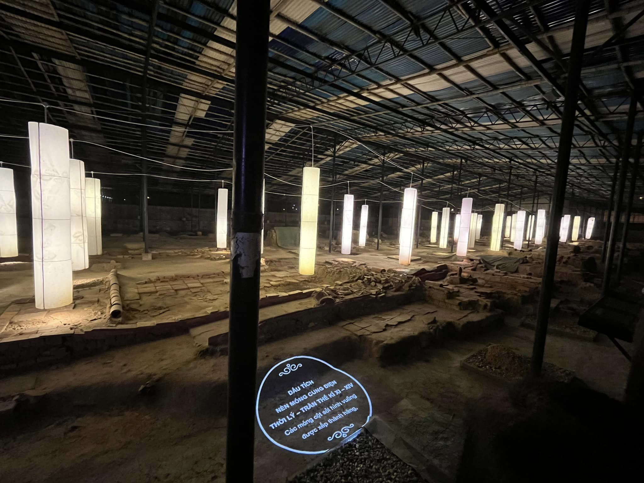 Tại Ho&agrave;ng th&agrave;nh Thăng Long, ban quản l&yacute; cho &aacute;p dụng m&atilde; QR để du kh&aacute;ch tra cứu th&ocirc;ng tin về khu di t&iacute;ch.