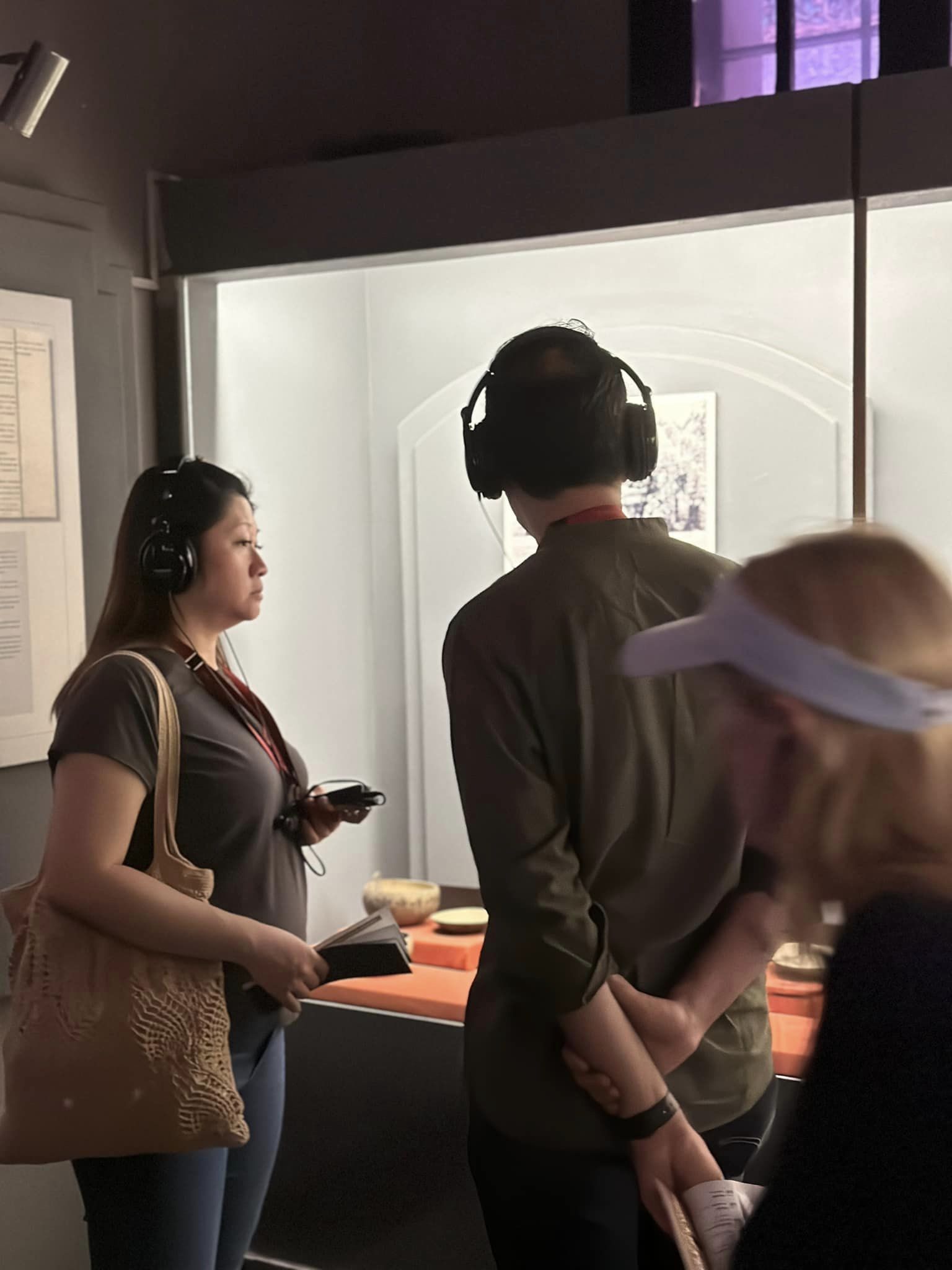 Di t&iacute;ch Nh&agrave; t&ugrave; Hỏa L&ograve; sử dụng hệ thống thuyết minh tự động đa dạng ng&ocirc;n ngữ để phục vụ du kh&aacute;ch.