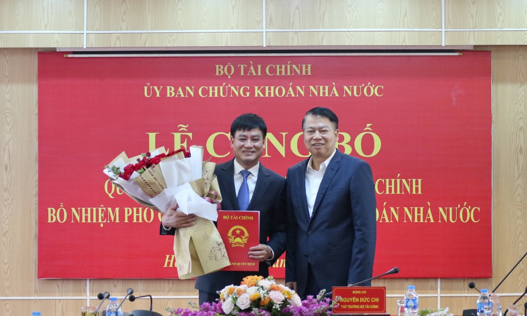 Thứ trưởng Bộ Tài chính Nguyễn Đức Chi trao quyết định bổ nhiệm ông Hoàng Văn Thu giữ chức Phó chủ tịch UBCKNN.