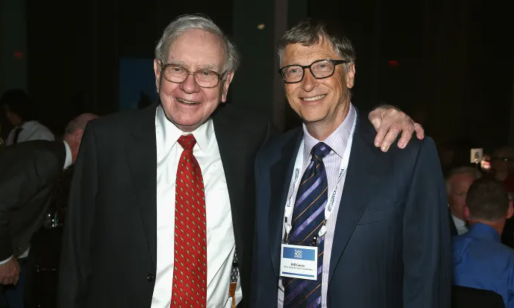 Tỷ phú Warren Buffett và tỷ phú Bill Gates là bạn thân lâu năm - Ảnh: Getty Images