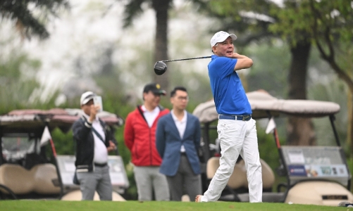Hơn 100 golfer tham gia tranh tài tại giải giao hữu quốc tế  