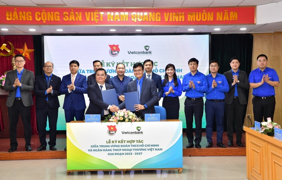 Đồng ch&iacute; Nguyễn Thanh T&ugrave;ng - Ph&oacute; B&iacute; thư Đảng ủy, Th&agrave;nh vi&ecirc;n HĐQT, Tổng gi&aacute;m đốc Vietcombank (b&ecirc;n tr&aacute;i) v&agrave; đ/c B&ugrave;i Quang Huy - Ủy vi&ecirc;n dự khuyết BCH Trung ương Đảng, B&iacute; thư thứ nhất BCH Trung ương Đo&agrave;n k&yacute; kết hợp t&aacute;c với sự chứng kiến của c&aacute;c đại biểu kh&aacute;ch mời v&agrave; l&atilde;nh đạo của Trung ương Đo&agrave;n TNCS Hồ Ch&iacute; Minh v&agrave; Vietcombank.