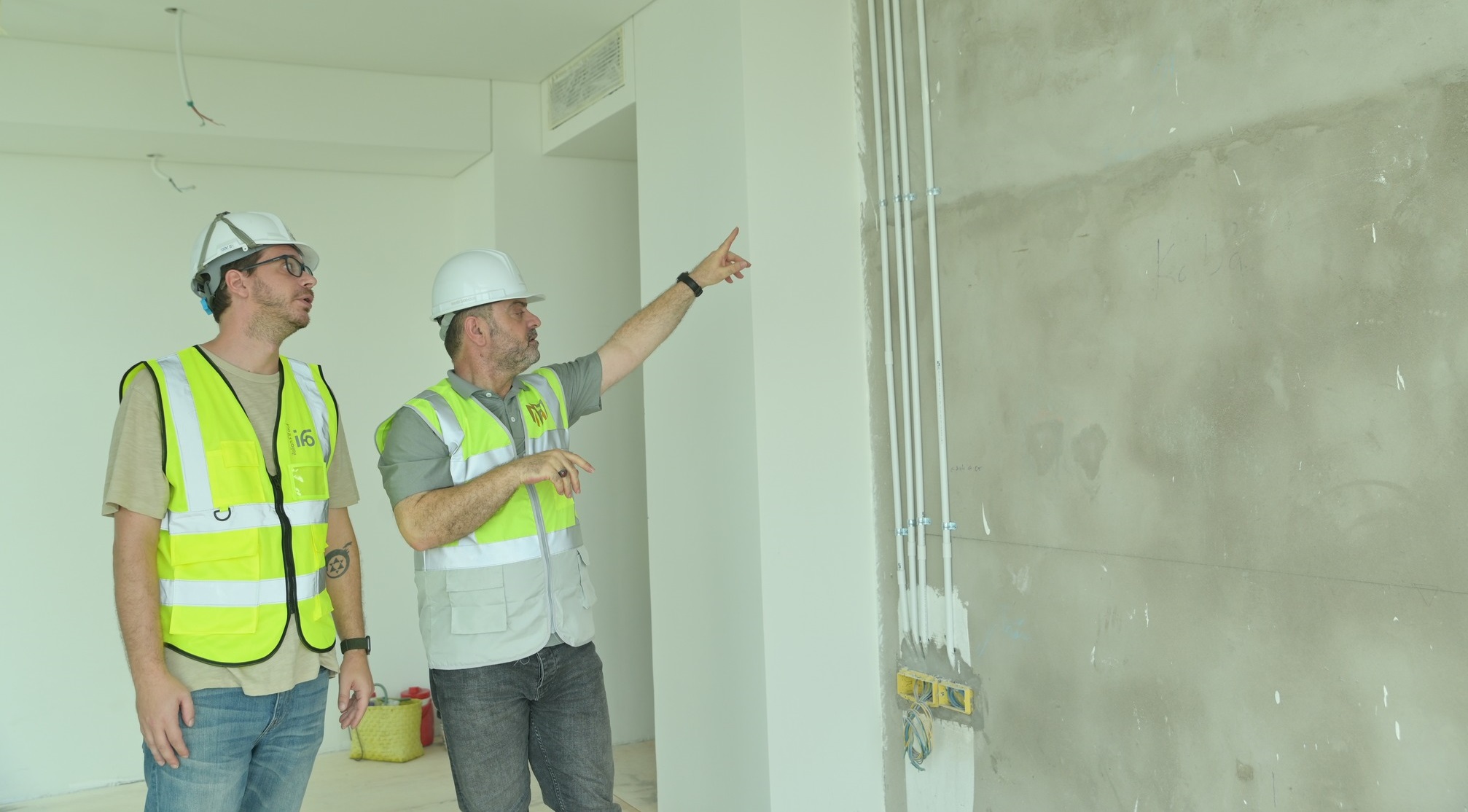 &Ocirc;ng Mahdi Samhouri (phải) trong một buổi l&agrave;m việc c&ugrave;ng đối t&aacute;c quốc tế từ Milan, Italy. Ảnh: Masterise Homes.